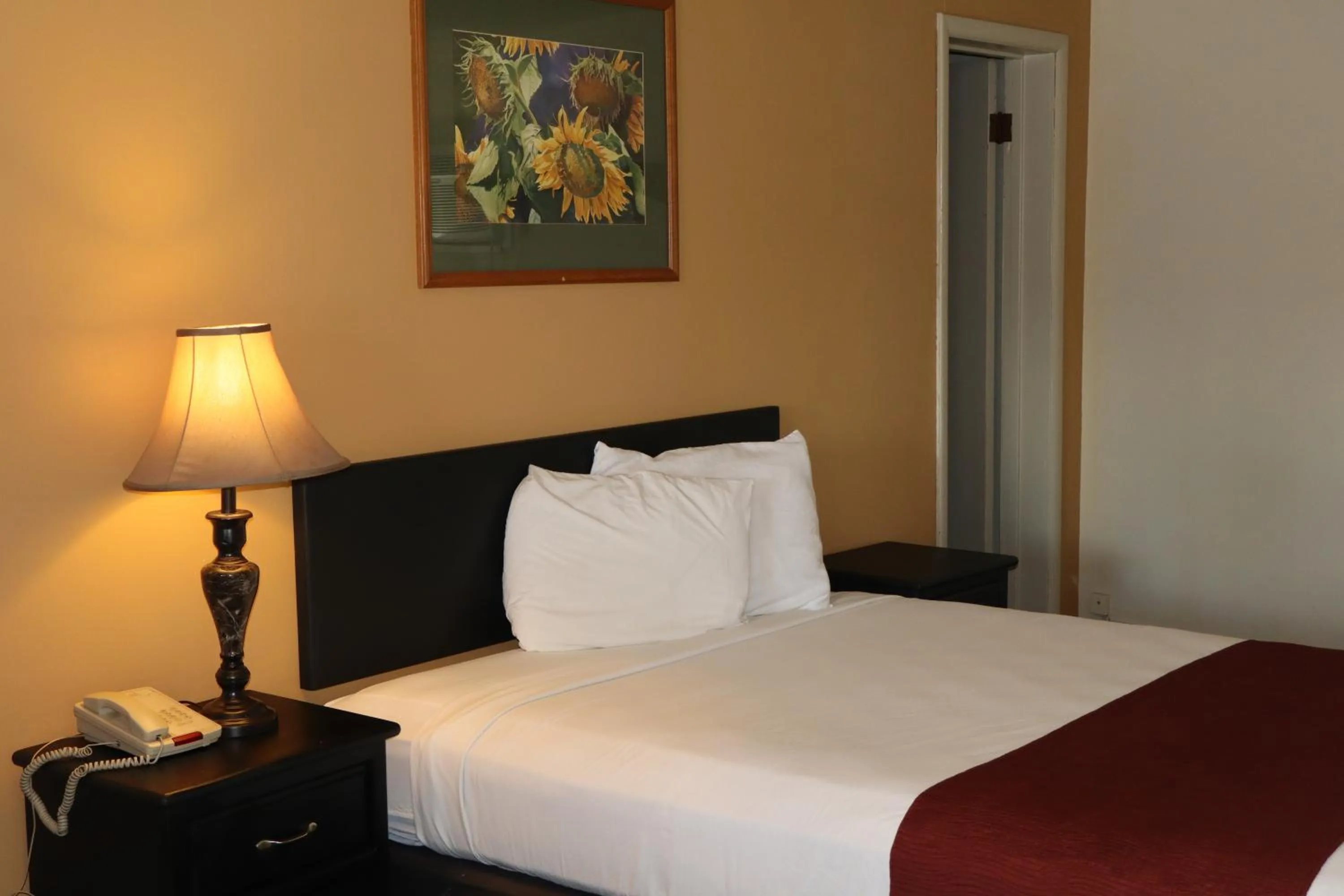 Bed in Black Canyon Motel