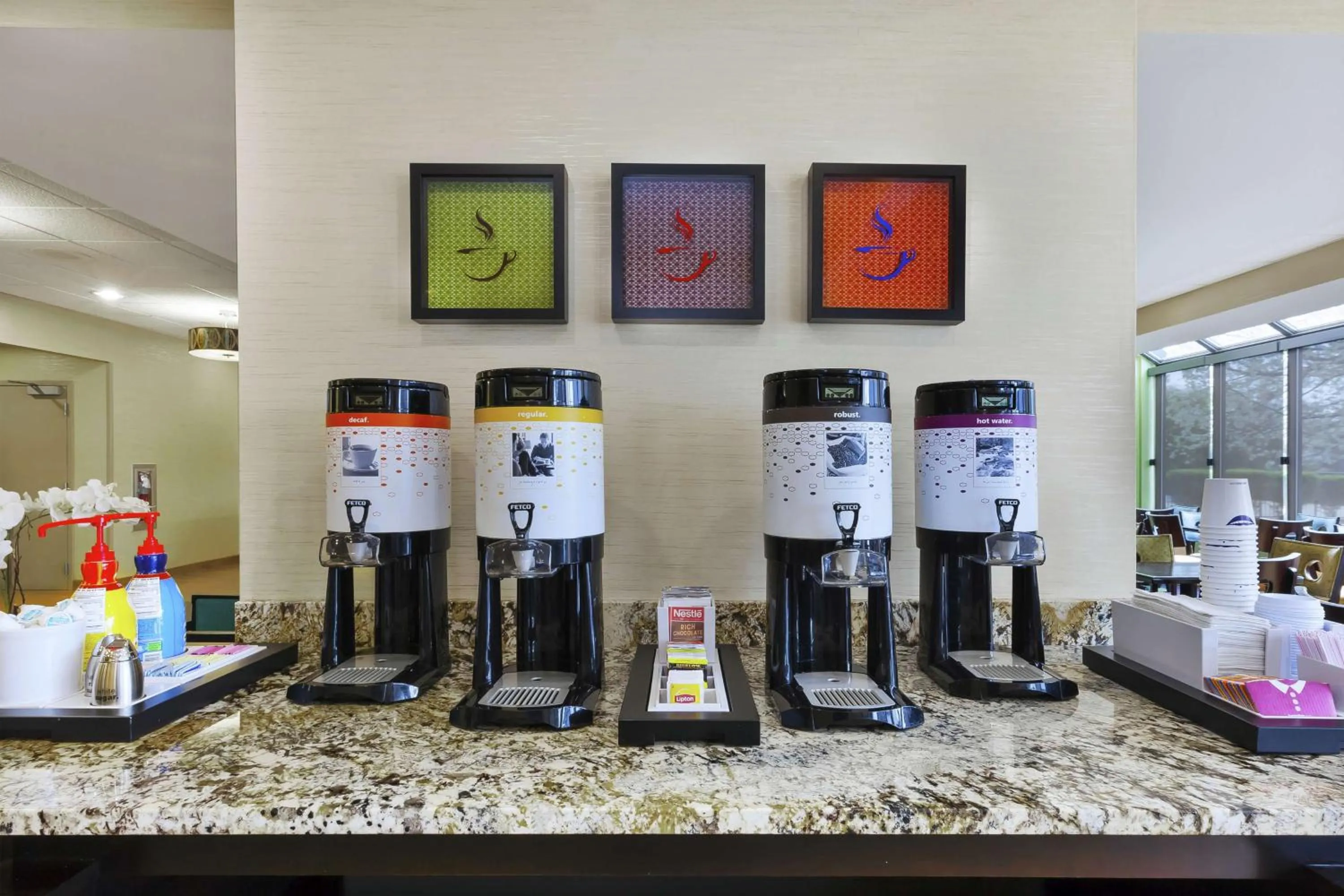 Dining area in Hampton Inn Clinton
