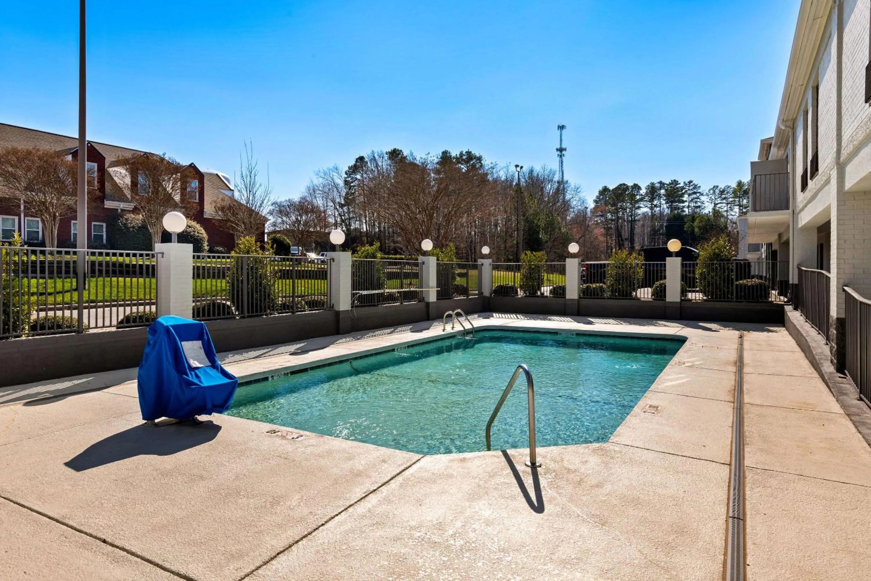 Swimming pool in Quality Inn & Suites Matthews - Charlotte