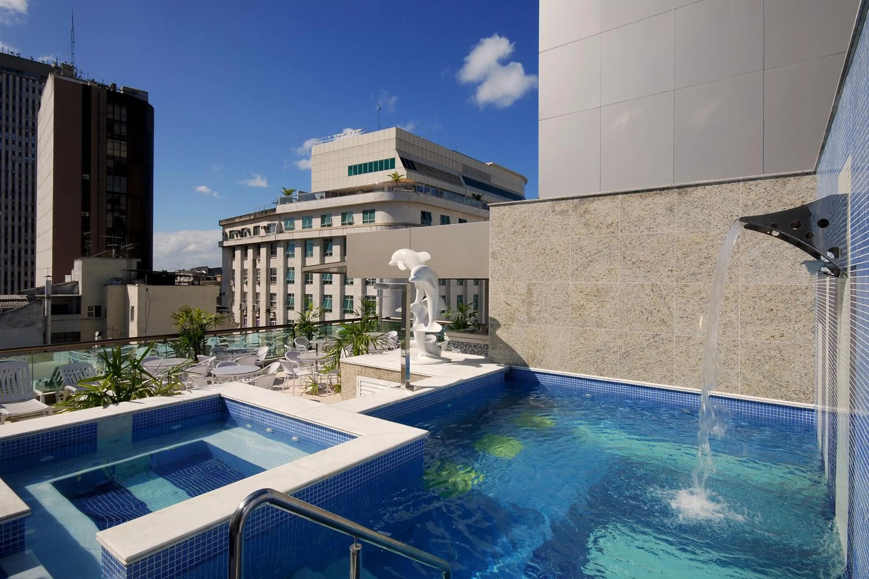 Swimming pool in Hotel Atlântico Business Centro
