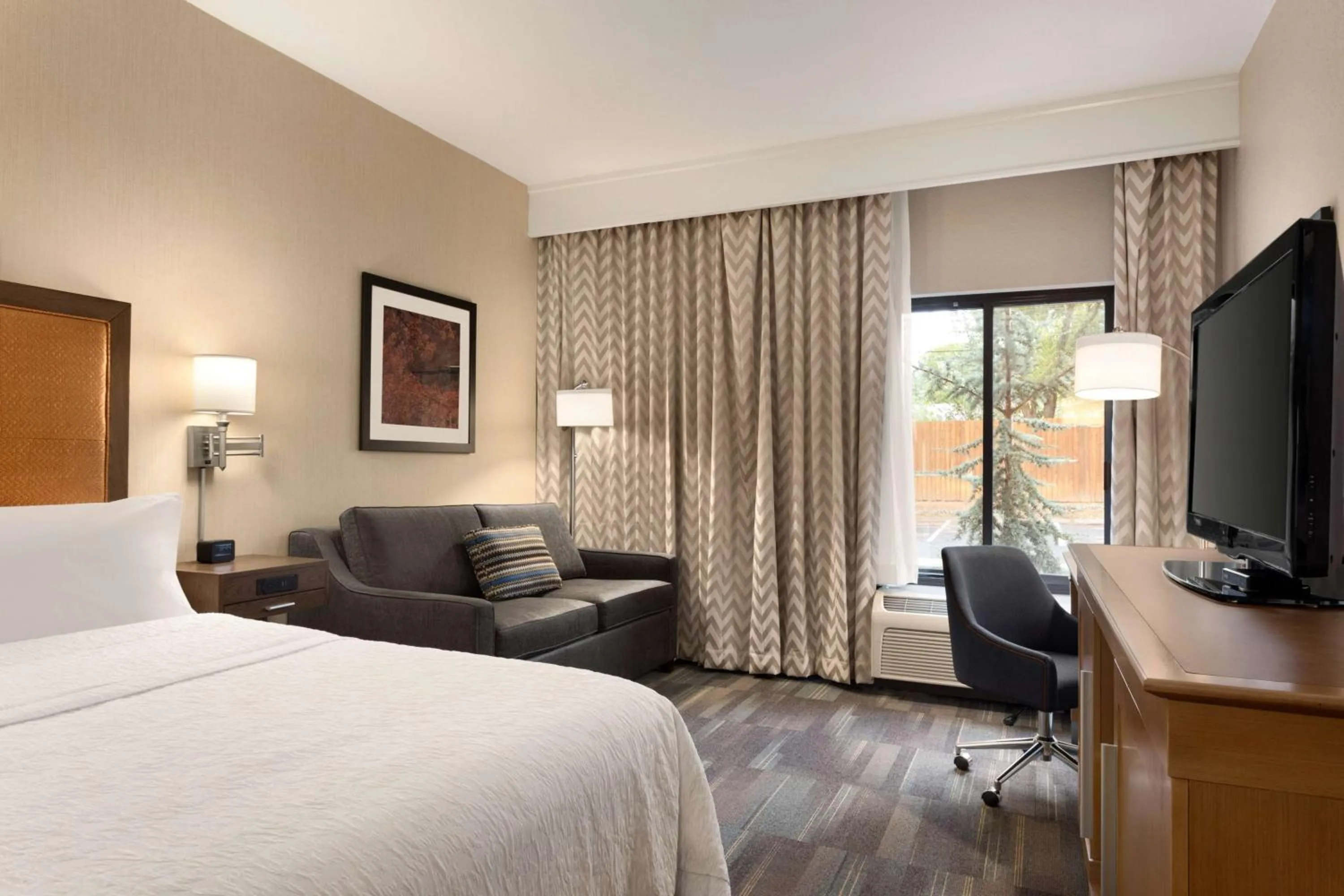 Living room, Bed in Hampton Inn by Hilton Fort Smith