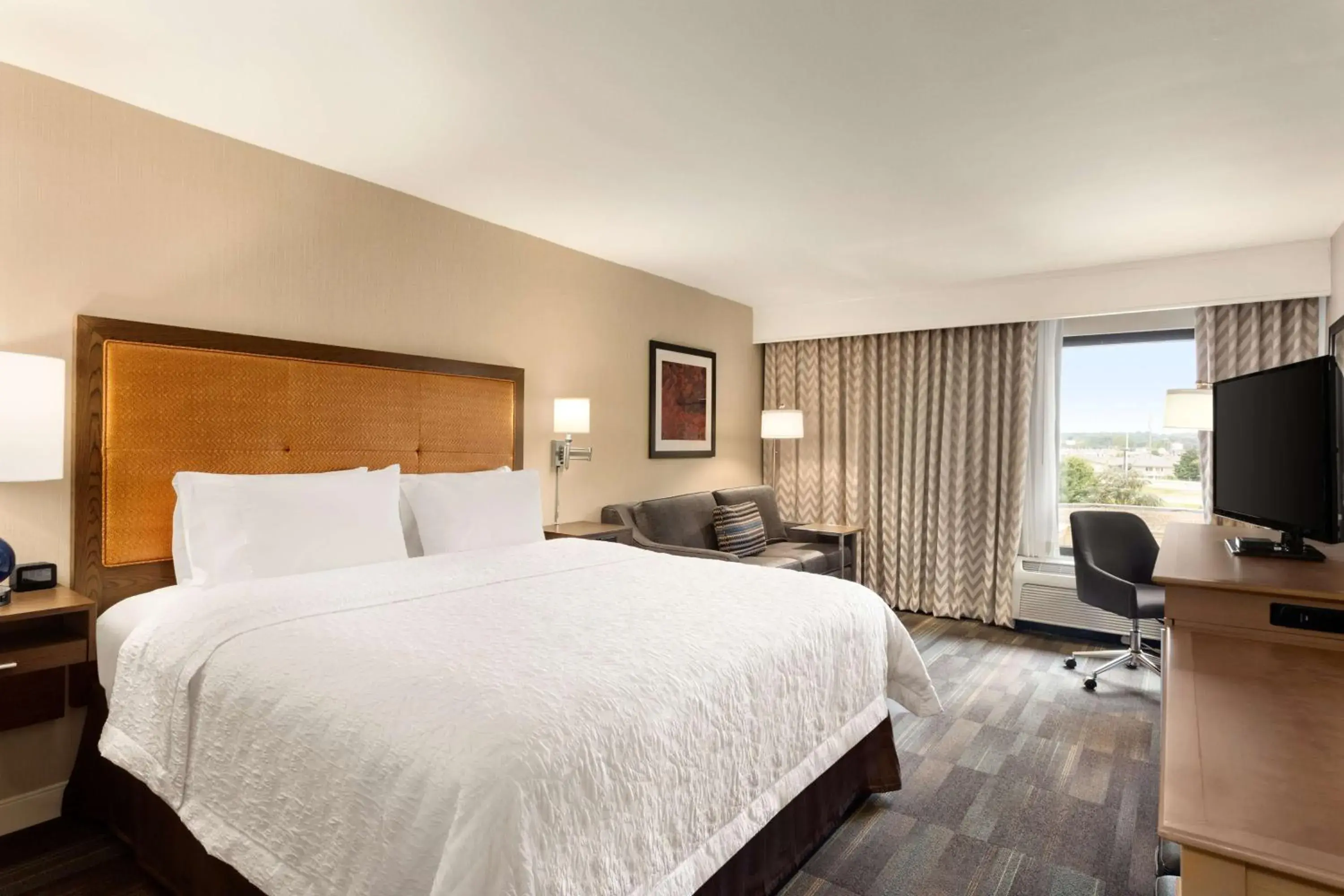 King Room with Sofa Bed and Study - Non-Smoking in Hampton Inn by Hilton Fort Smith King Room with Sofa Bed and Study - Non-Smoking in Hampton Inn by Hilton Fort Smith