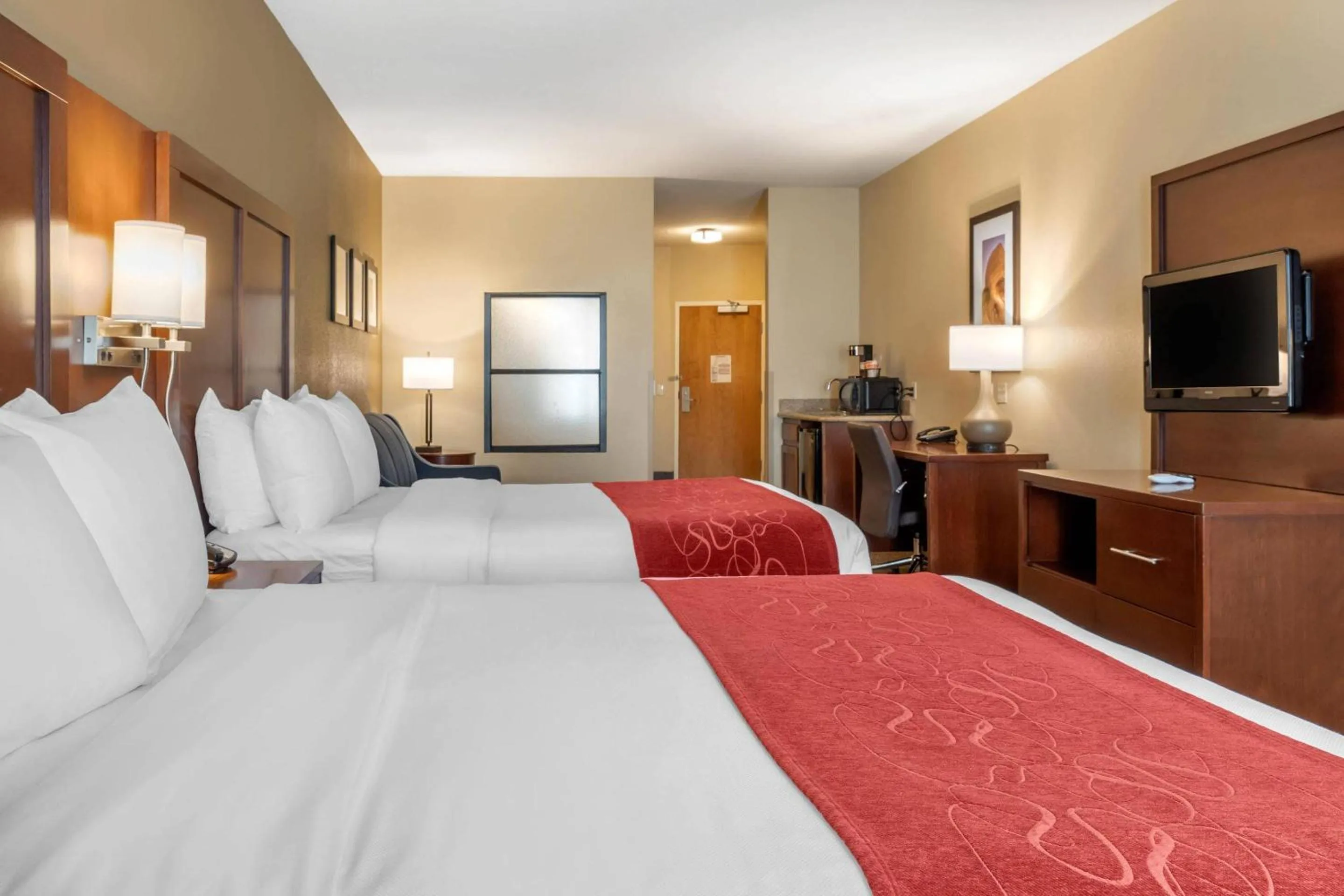 Bedroom, Bed in Comfort Suites Barstow near I-15