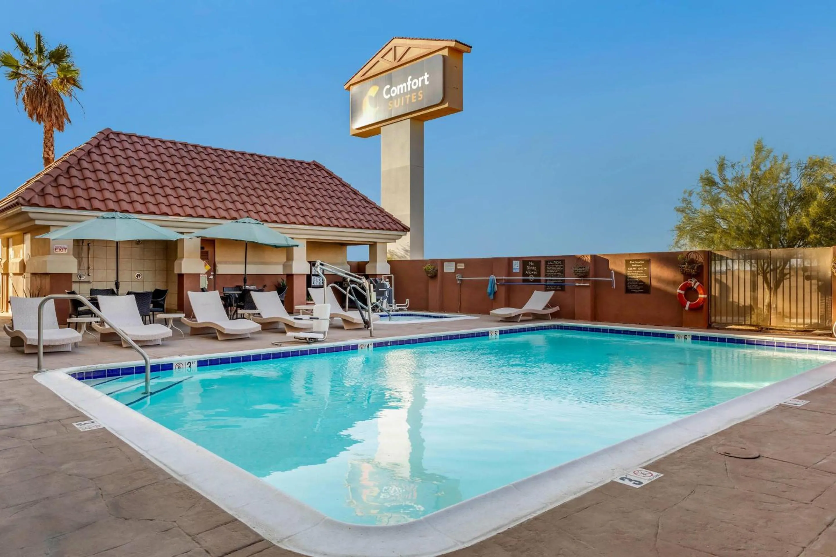Swimming pool in Comfort Suites Barstow near I-15