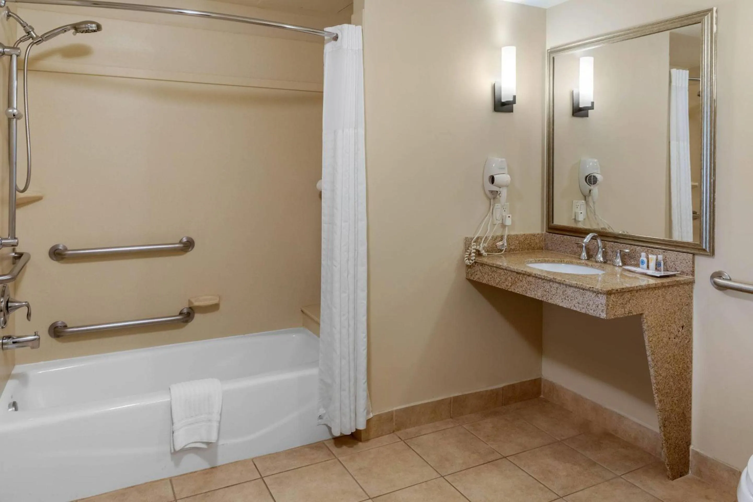 Bedroom in Comfort Suites Barstow near I-15