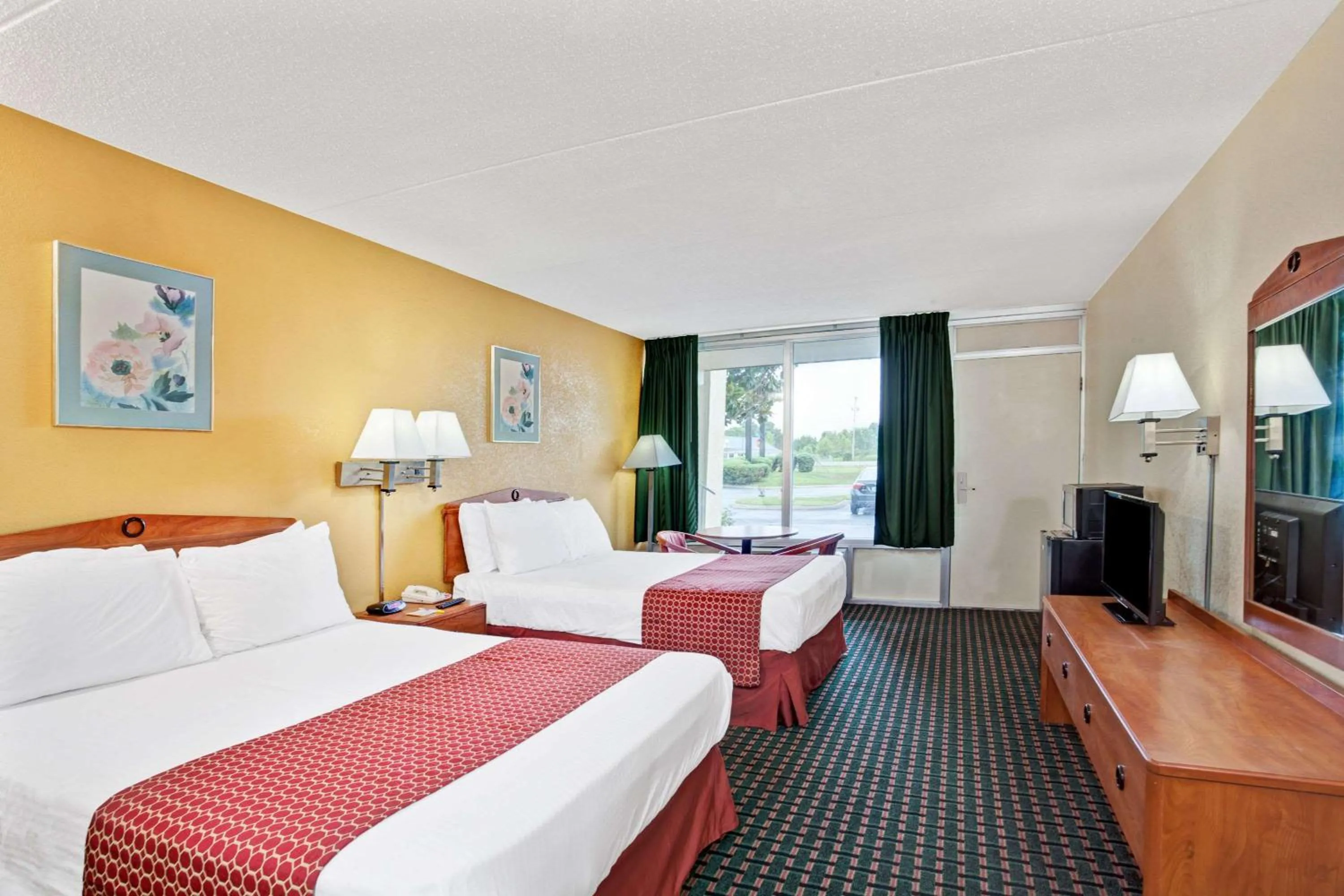 Photo of the whole room, Bed in Days Inn by Wyndham Clarksville TN