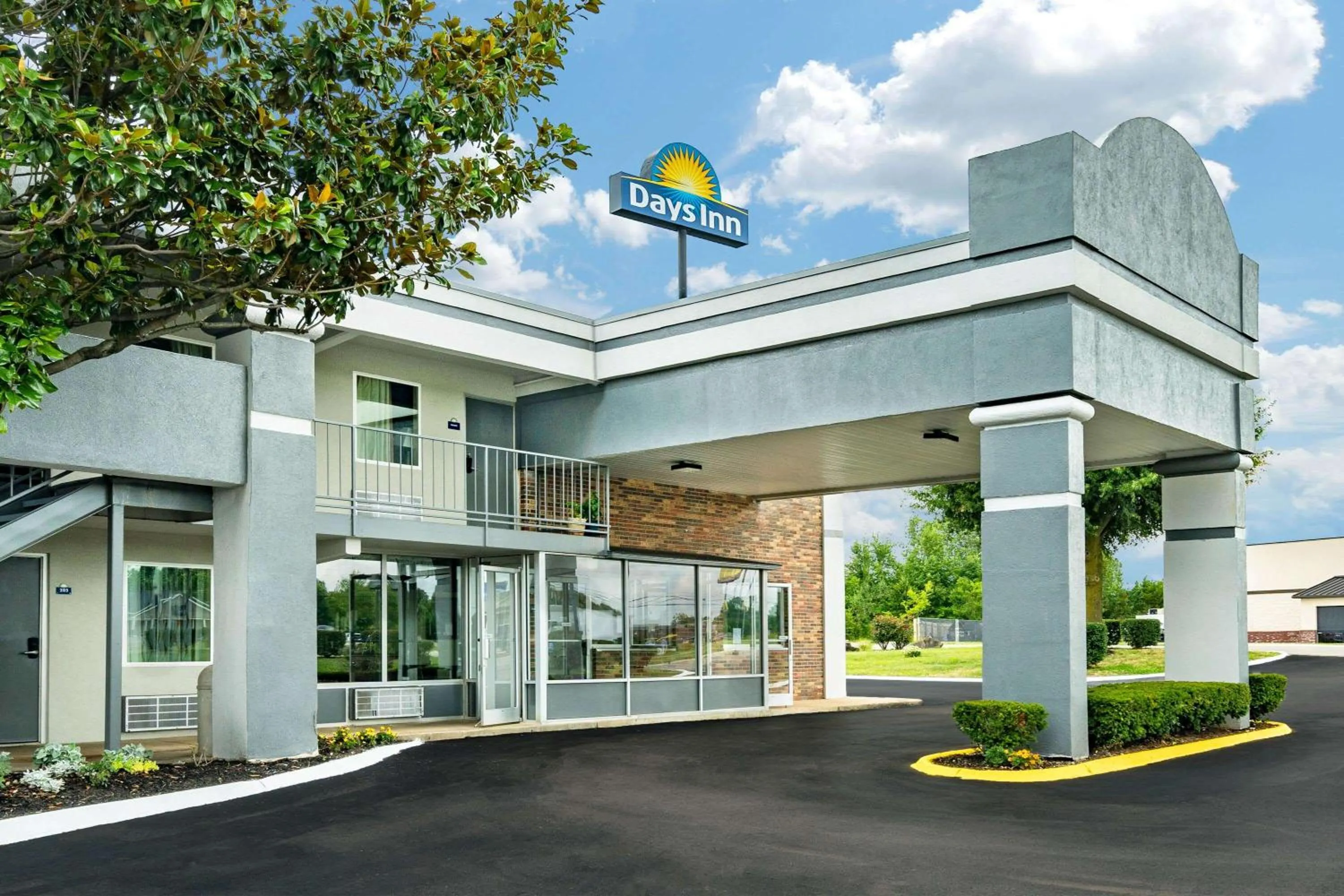 Property building in Days Inn by Wyndham Clarksville TN