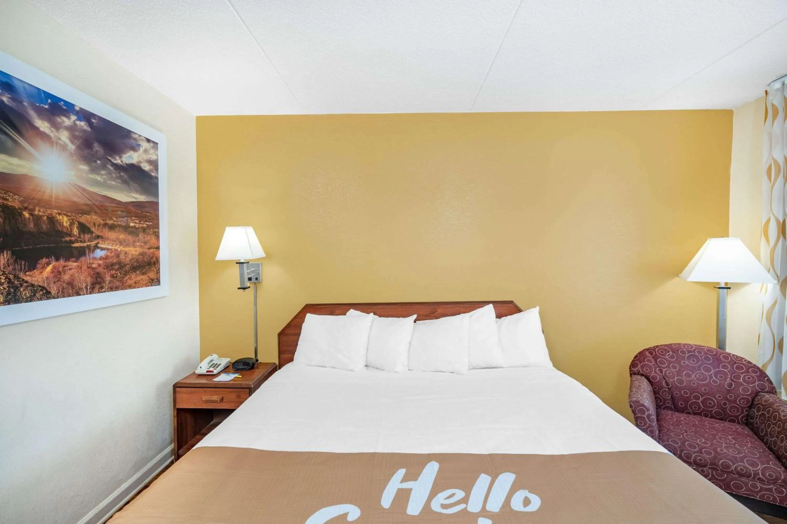 Photo of the whole room, Bed in Days Inn by Wyndham Clarksville TN