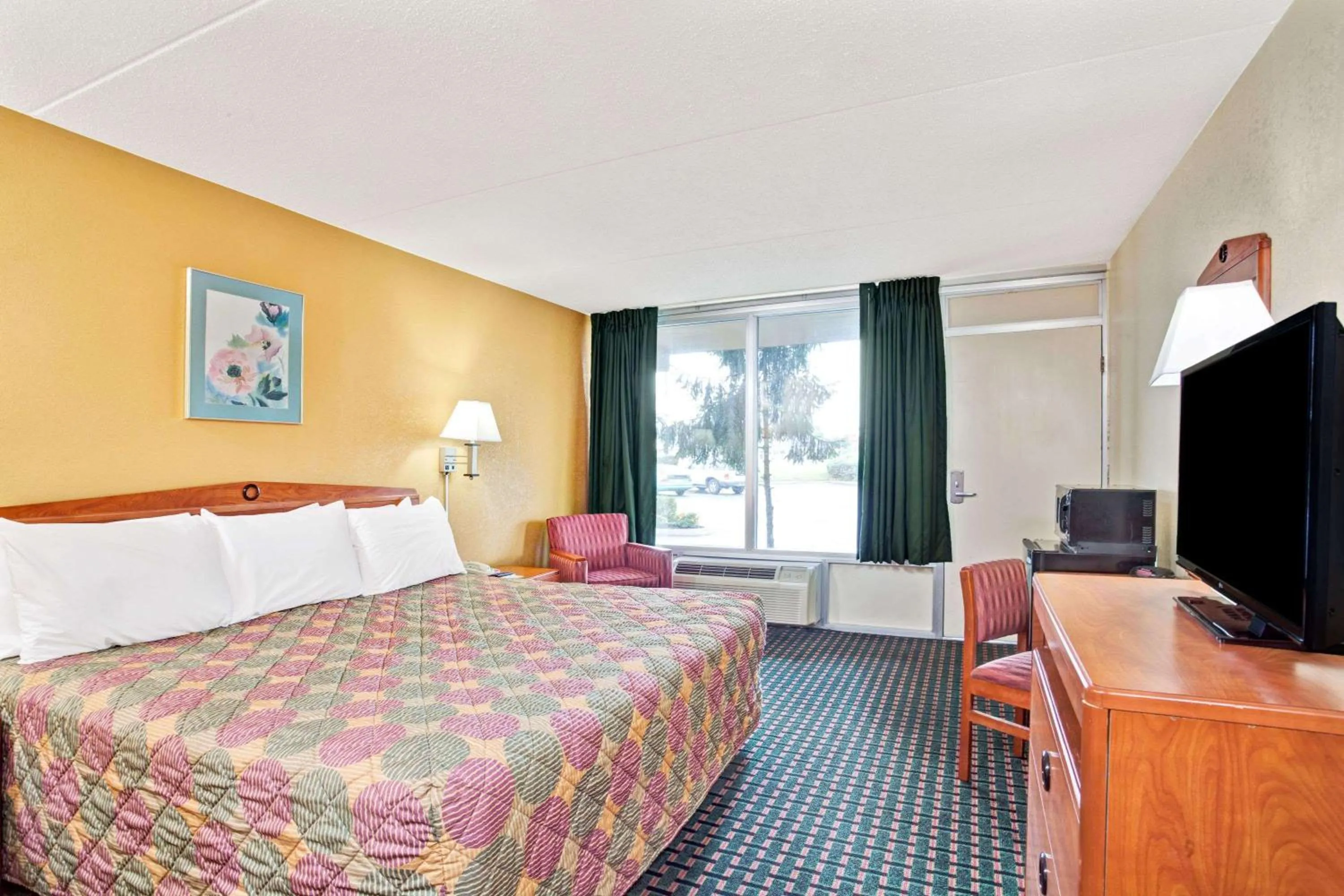 Photo of the whole room, Bed in Days Inn by Wyndham Clarksville TN