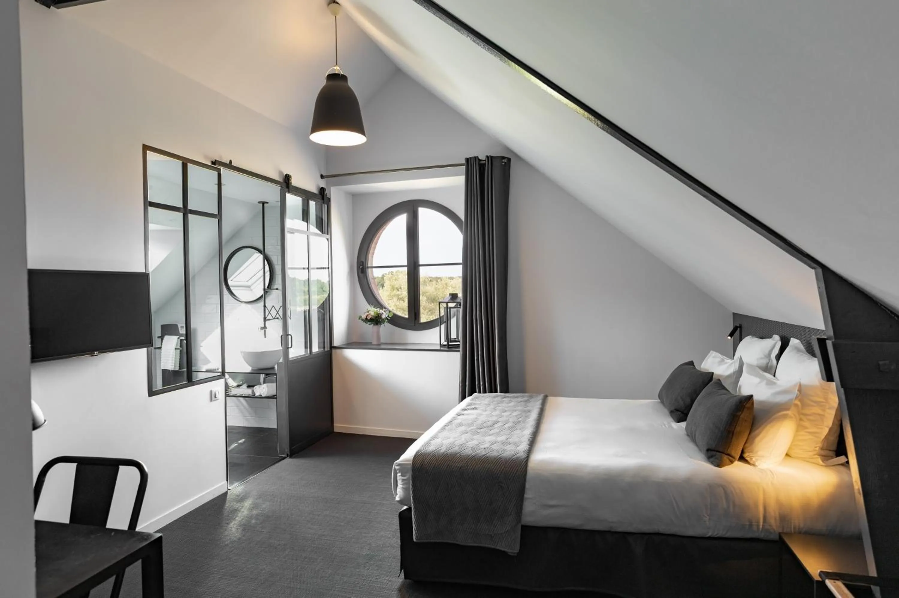 Bathroom, Bed in Le Manoir de Kerbot