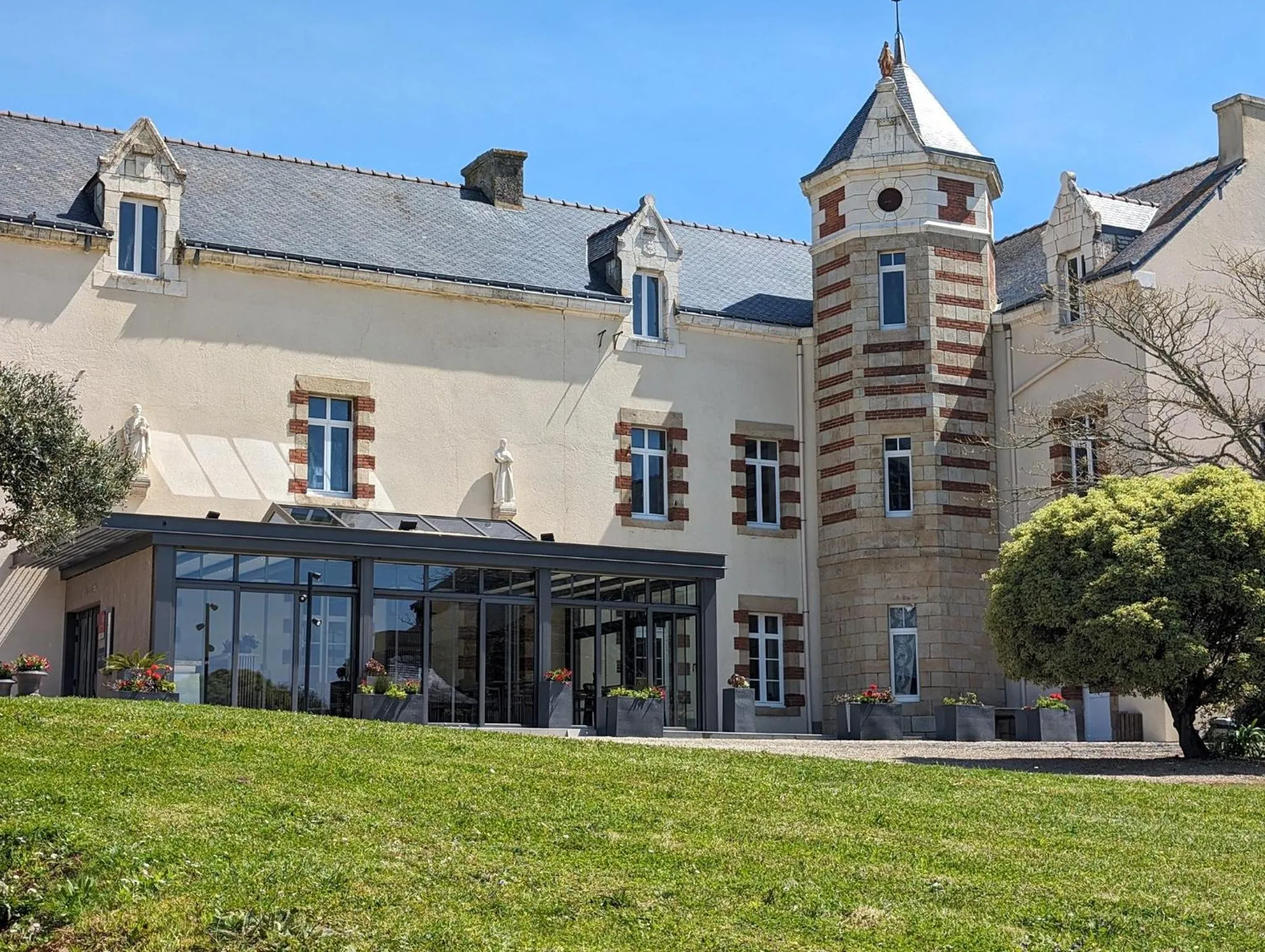 Restaurant/places to eat in Le Manoir de Kerbot