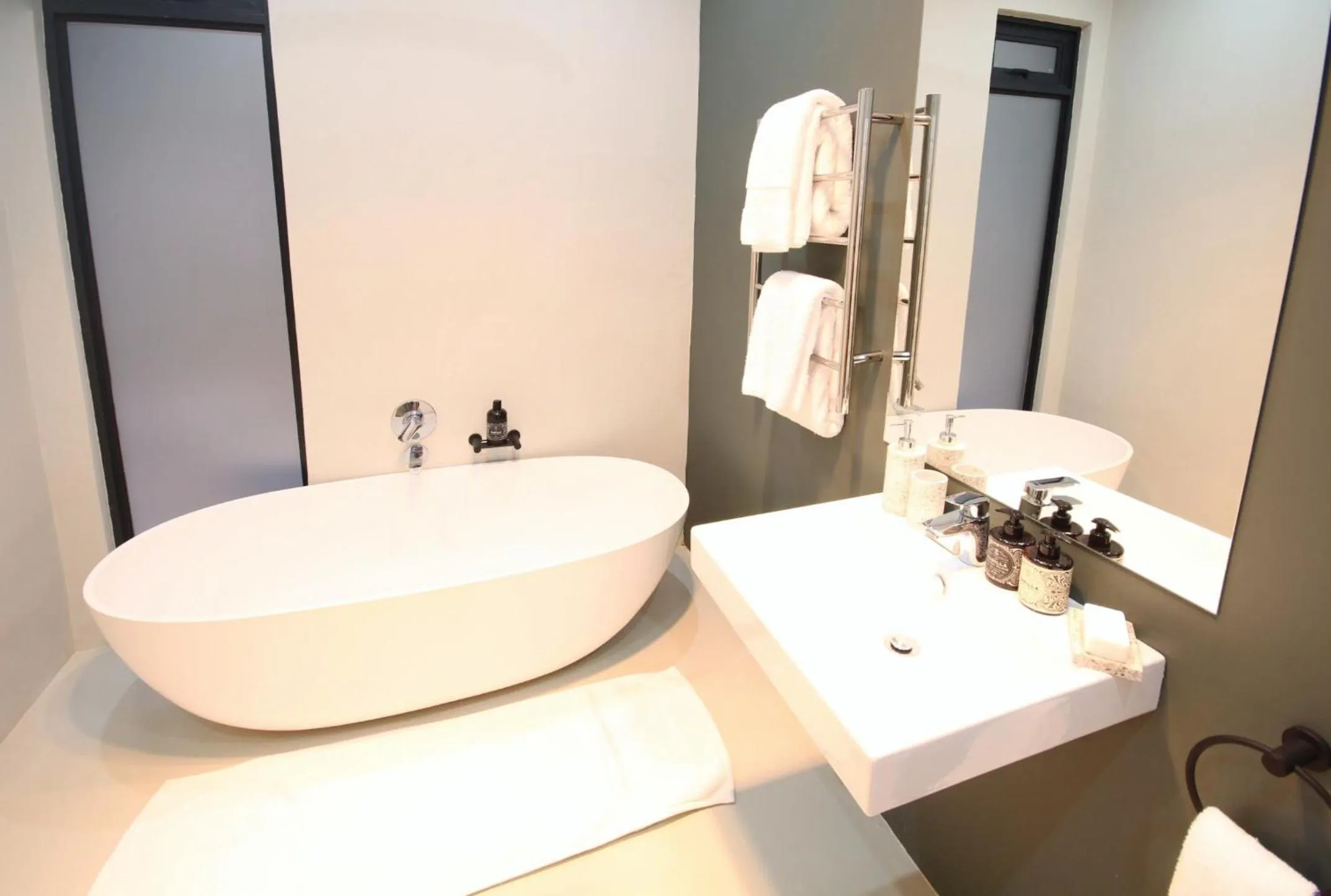 Bathroom in Curry's Post Bed & Breakfast