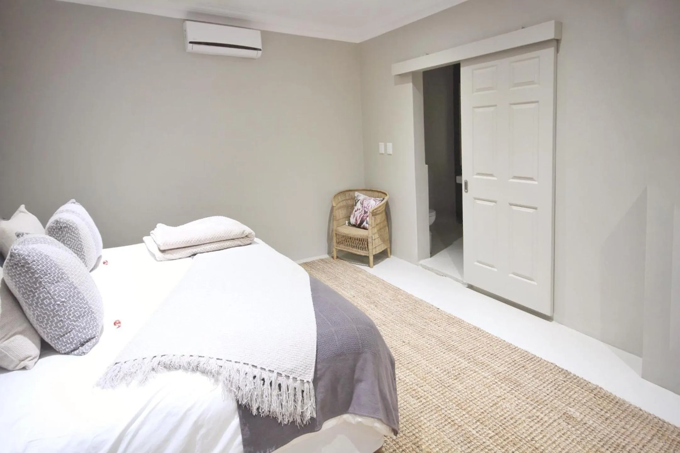 Bathroom, Bed in Curry's Post Bed & Breakfast