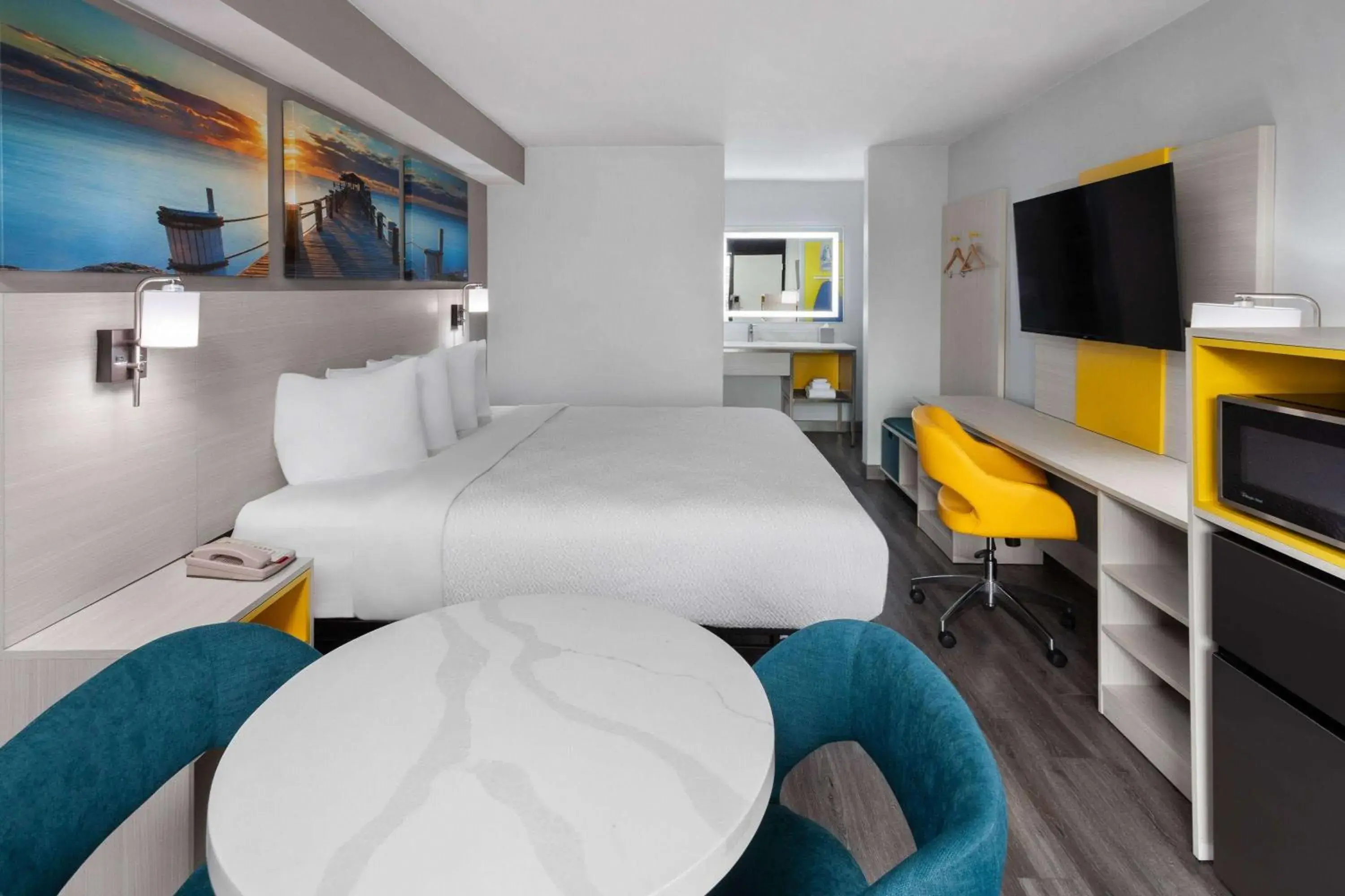 Deluxe King Room - Non-Smoking in Days-Inn by Wyndham Baltimore Northwest Deluxe King Room - Non-Smoking in Days-Inn by Wyndham Baltimore Northwest