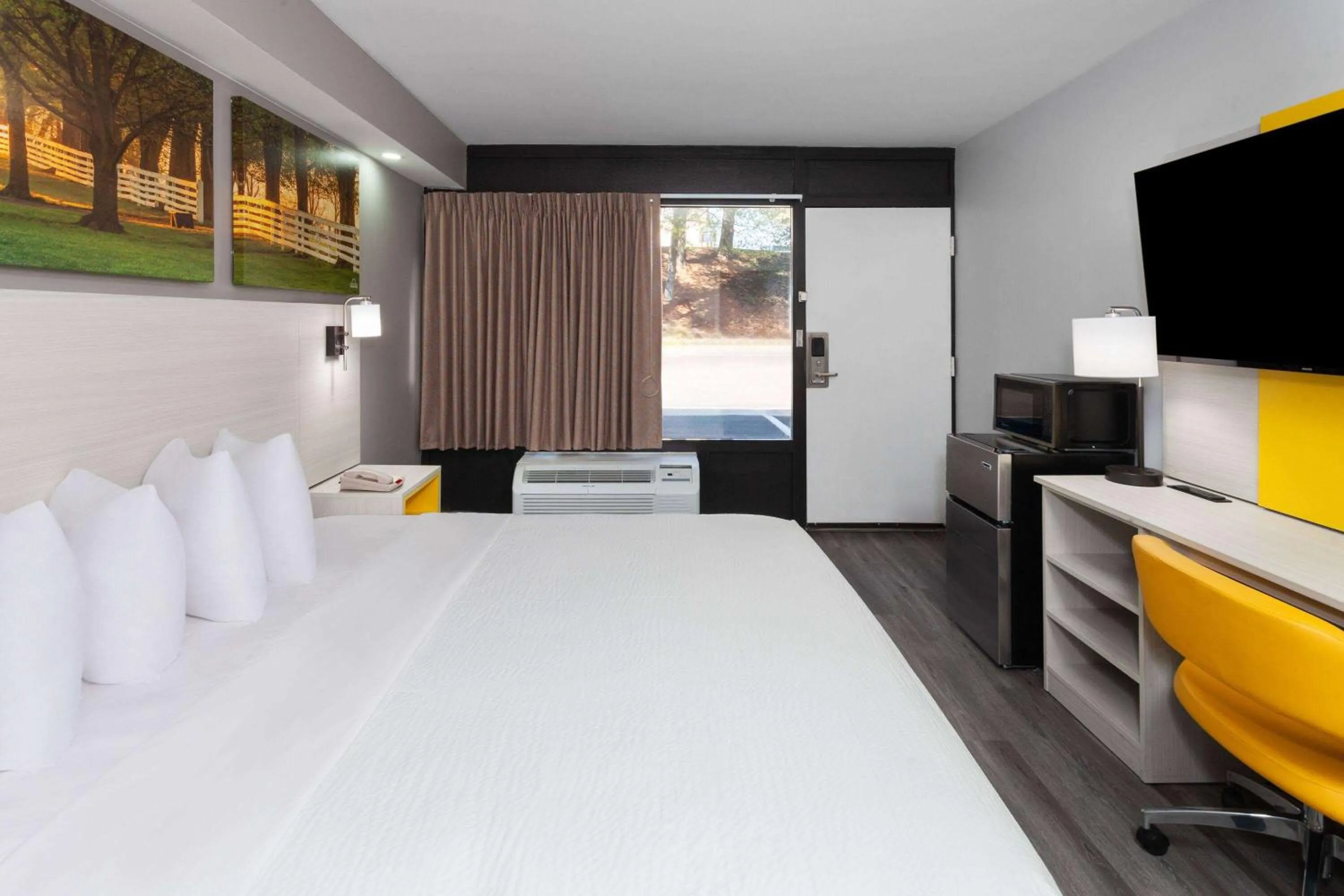 Photo of the whole room, Bed in Days-Inn by Wyndham Baltimore Northwest