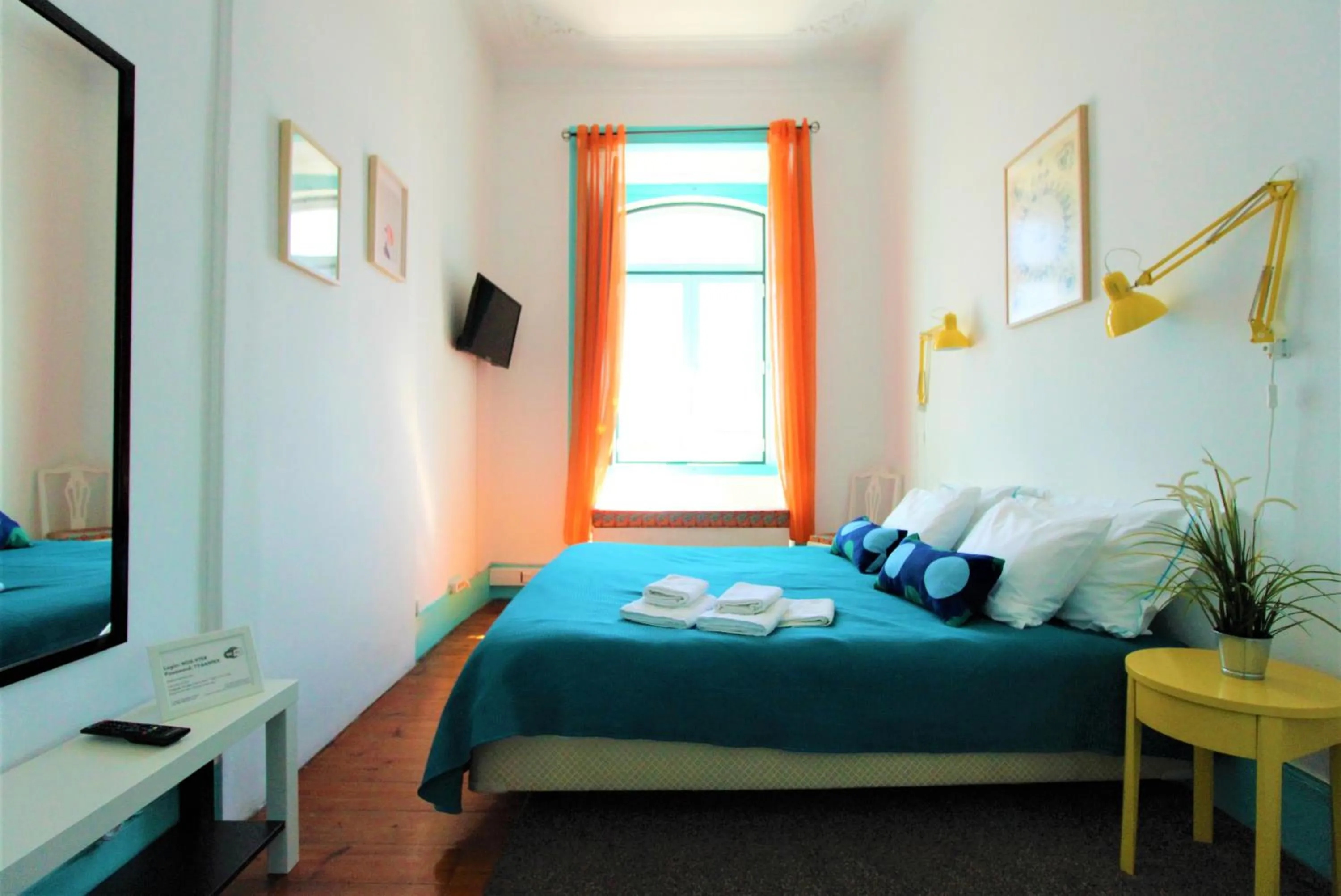 Photo of the whole room, Bed in C&O Guest House Lisbon