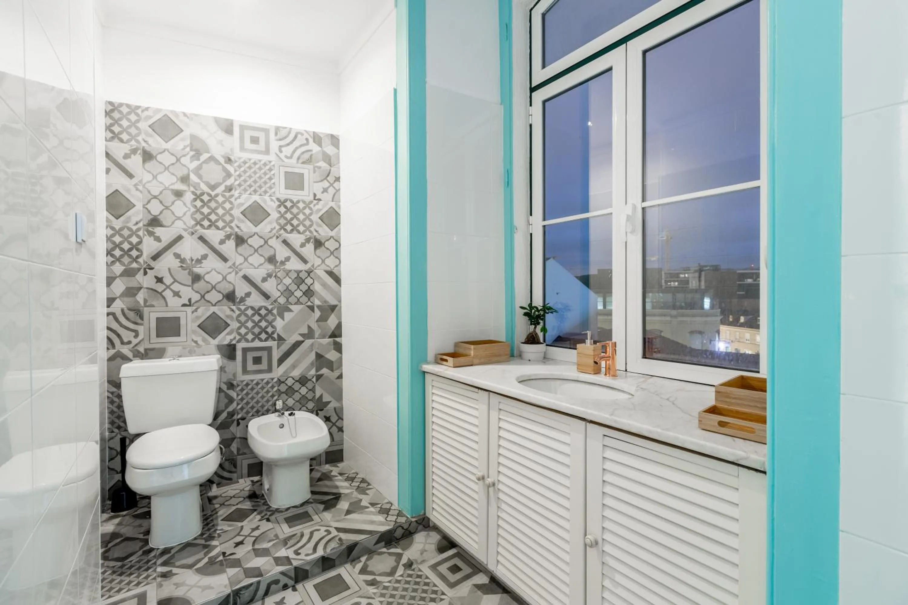 Toilet in C&O Guest House Lisbon