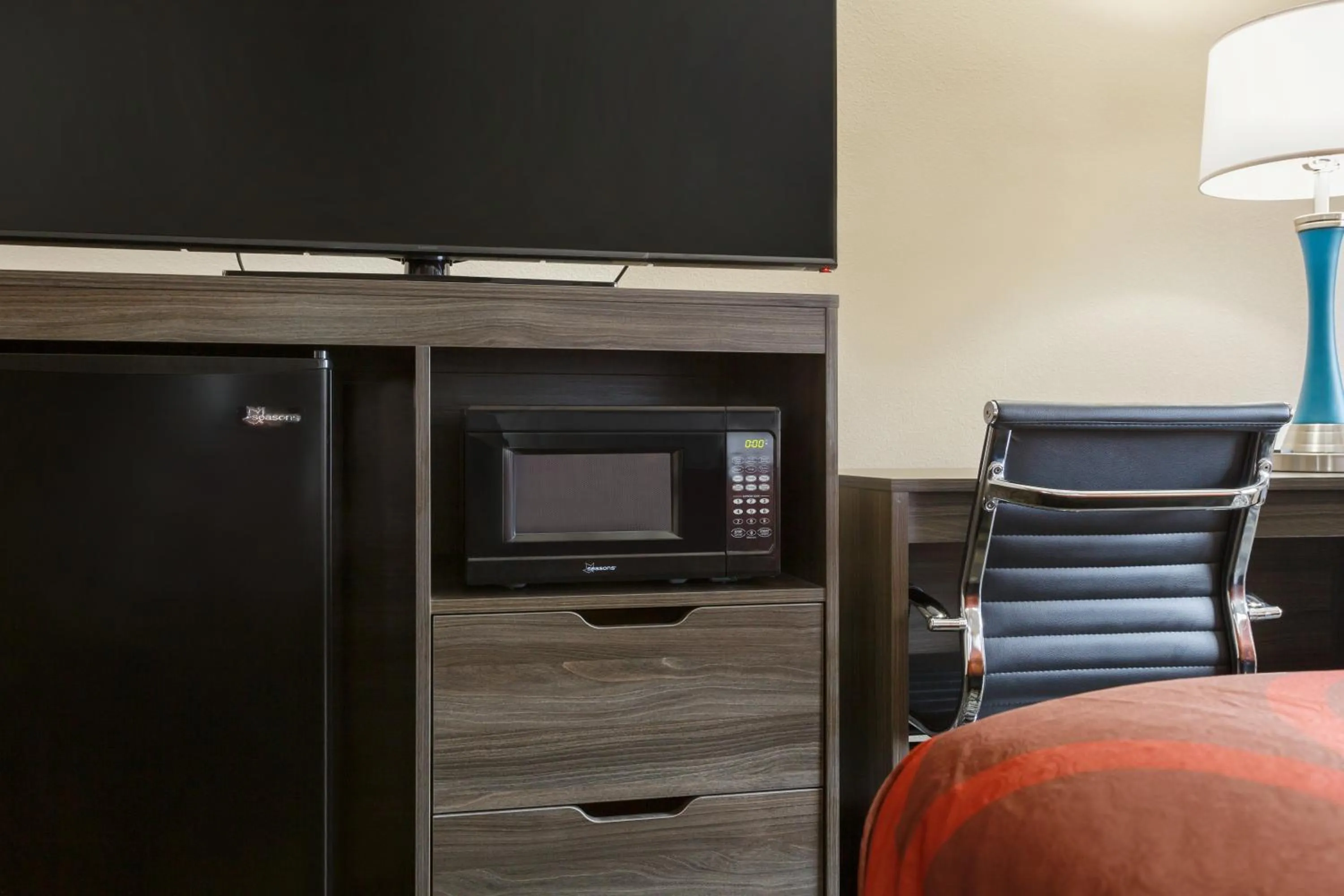 TV and multimedia in Super 8 by Wyndham San Antonio Airport North