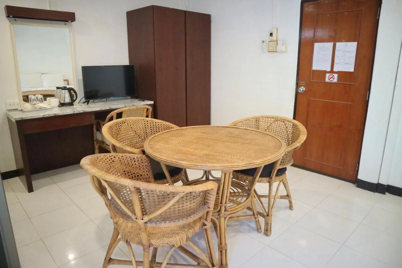 TV and multimedia in Sunshine Guest House