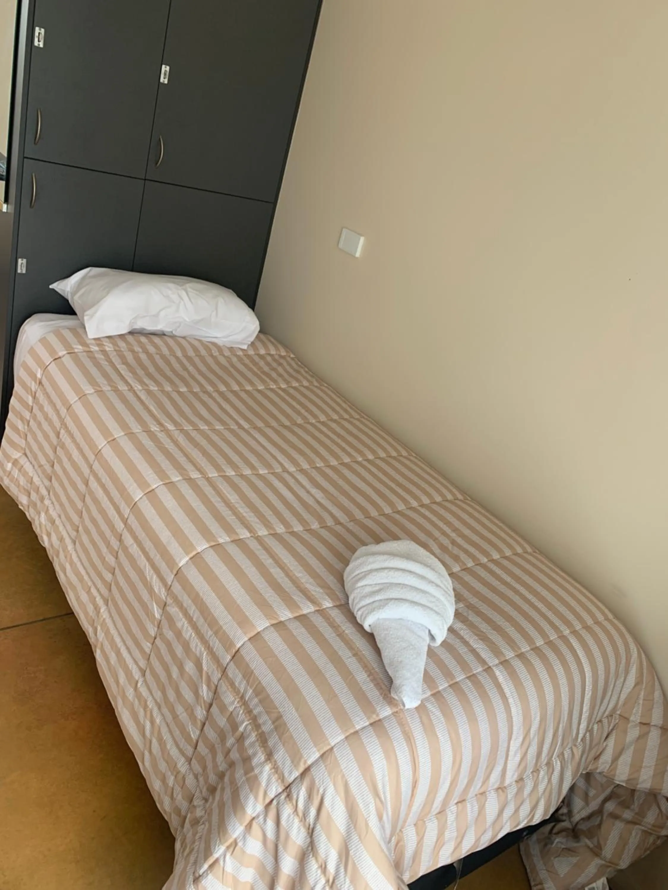 Bed in Beachcomber Lodge & Backpacker