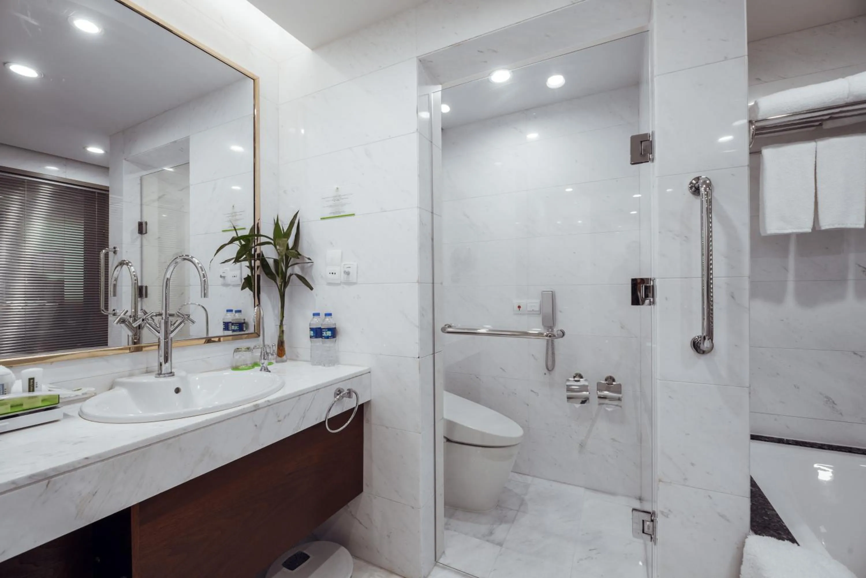 Toilet in Holiday Inn Changzhou Wujin by IHG
