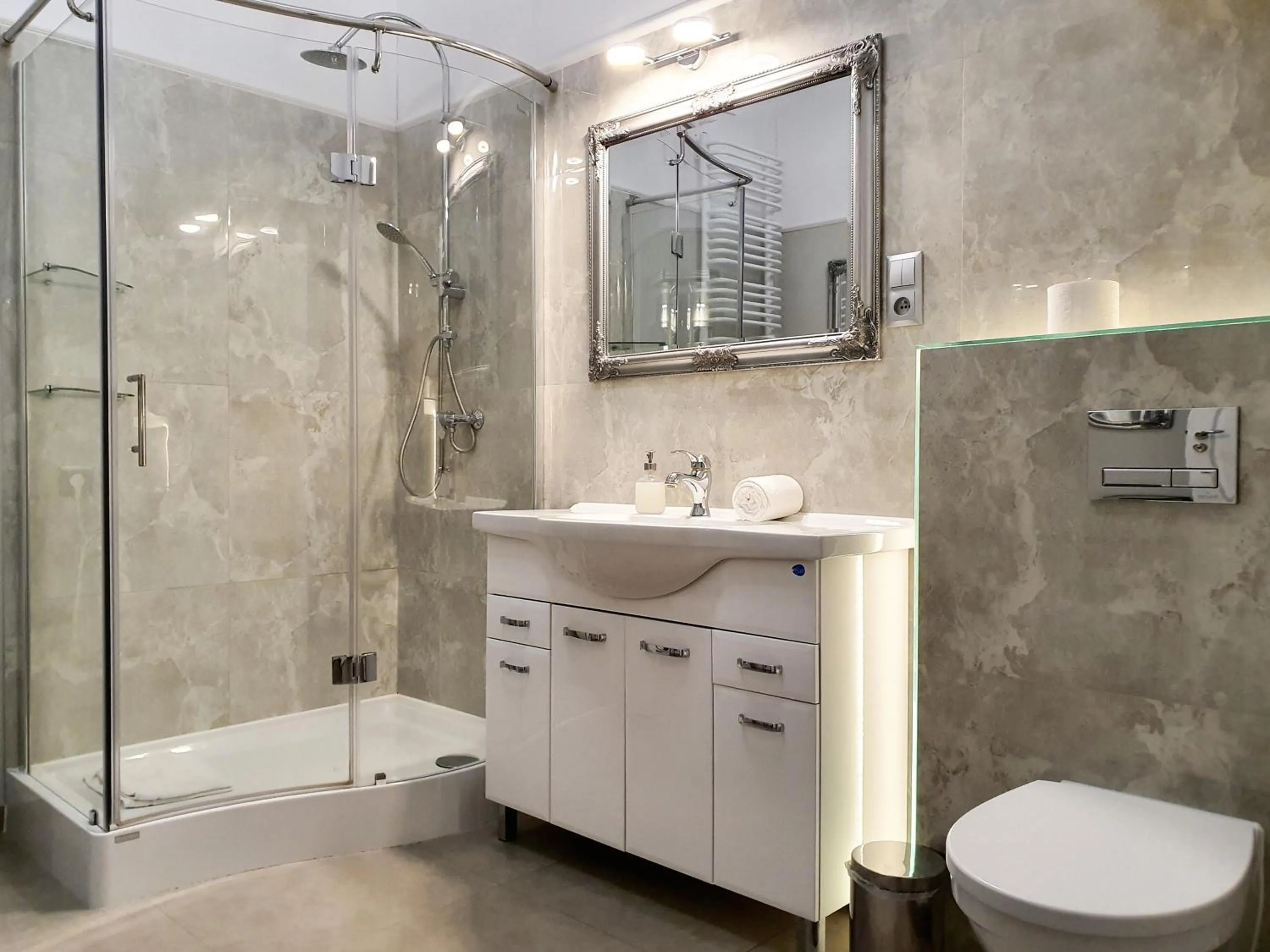 Shower, Bathroom in Holiday Suites Cracow