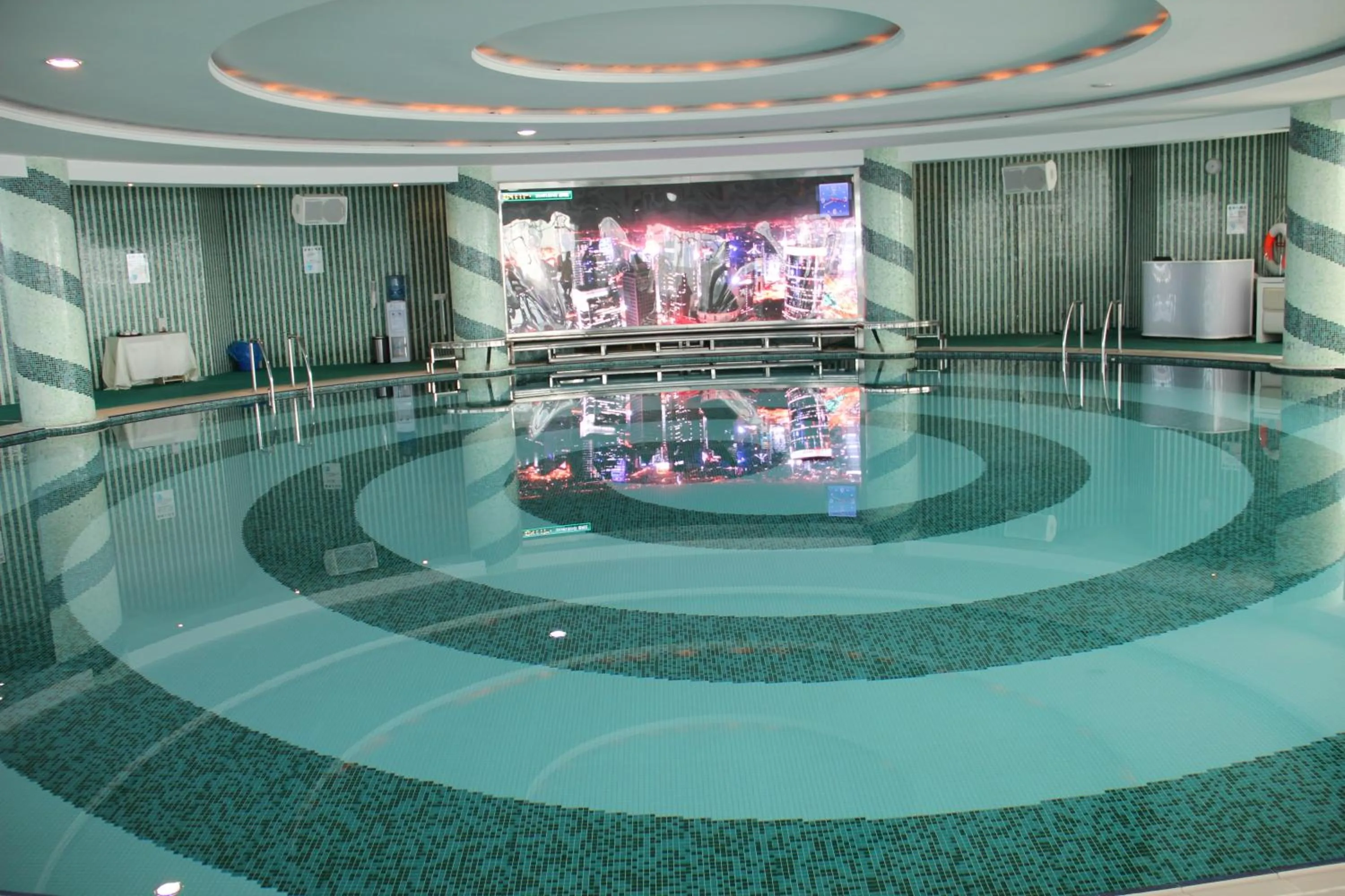 Swimming pool in Oriental Riverside Bund View Hotel (Shanghai International Convention Center)