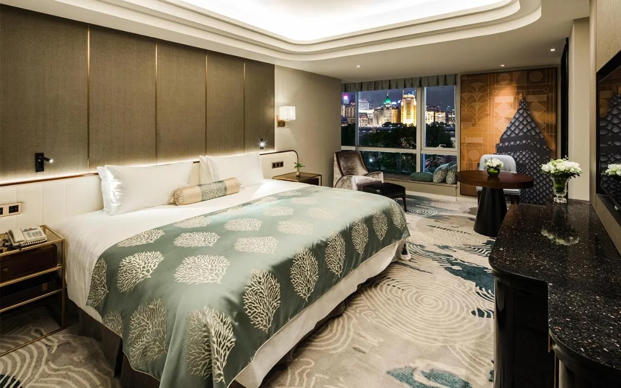 Bed in Oriental Riverside Bund View Hotel (Shanghai International Convention Center)