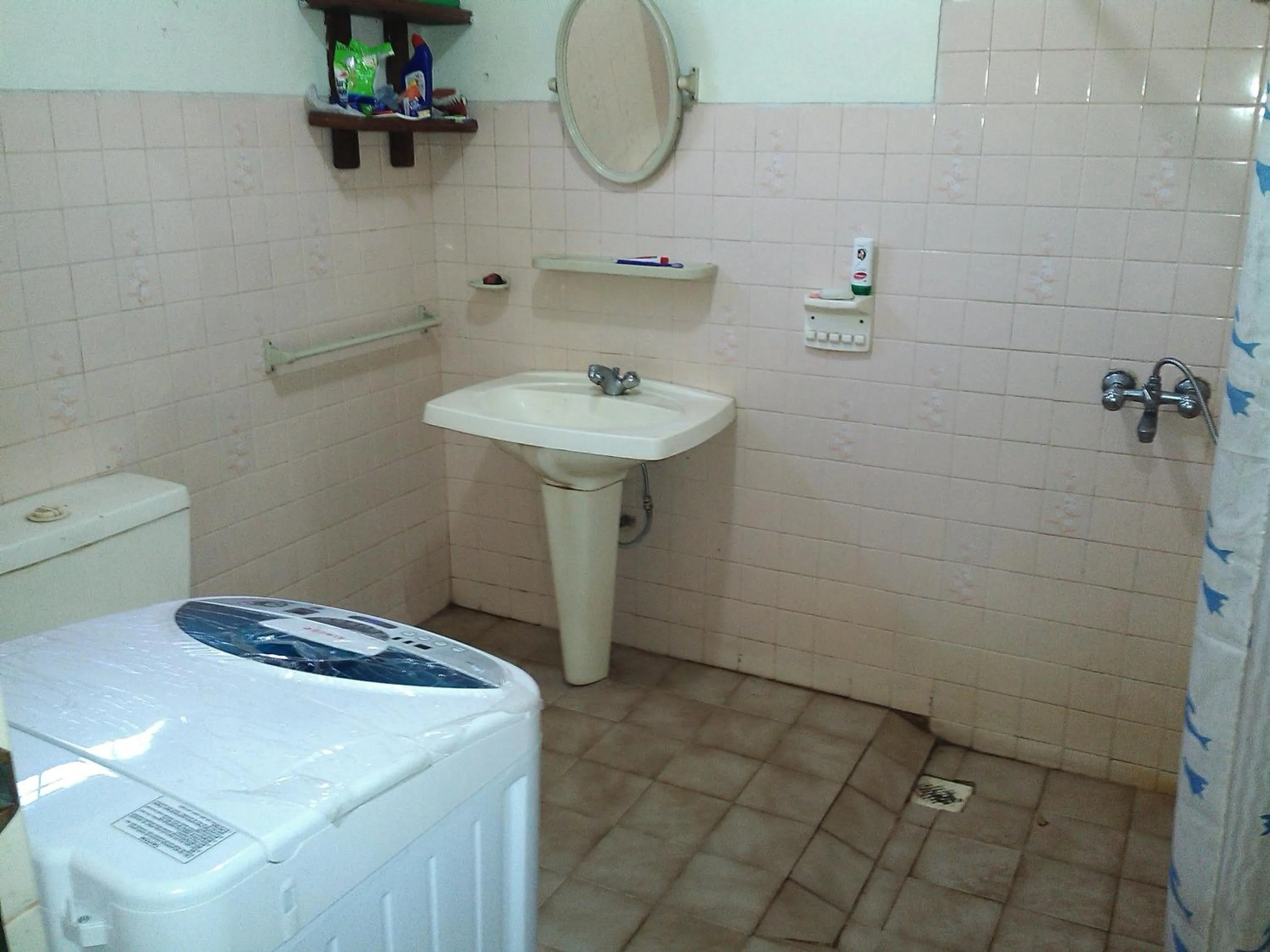 Shower in Mama's Hostel by Taprobane