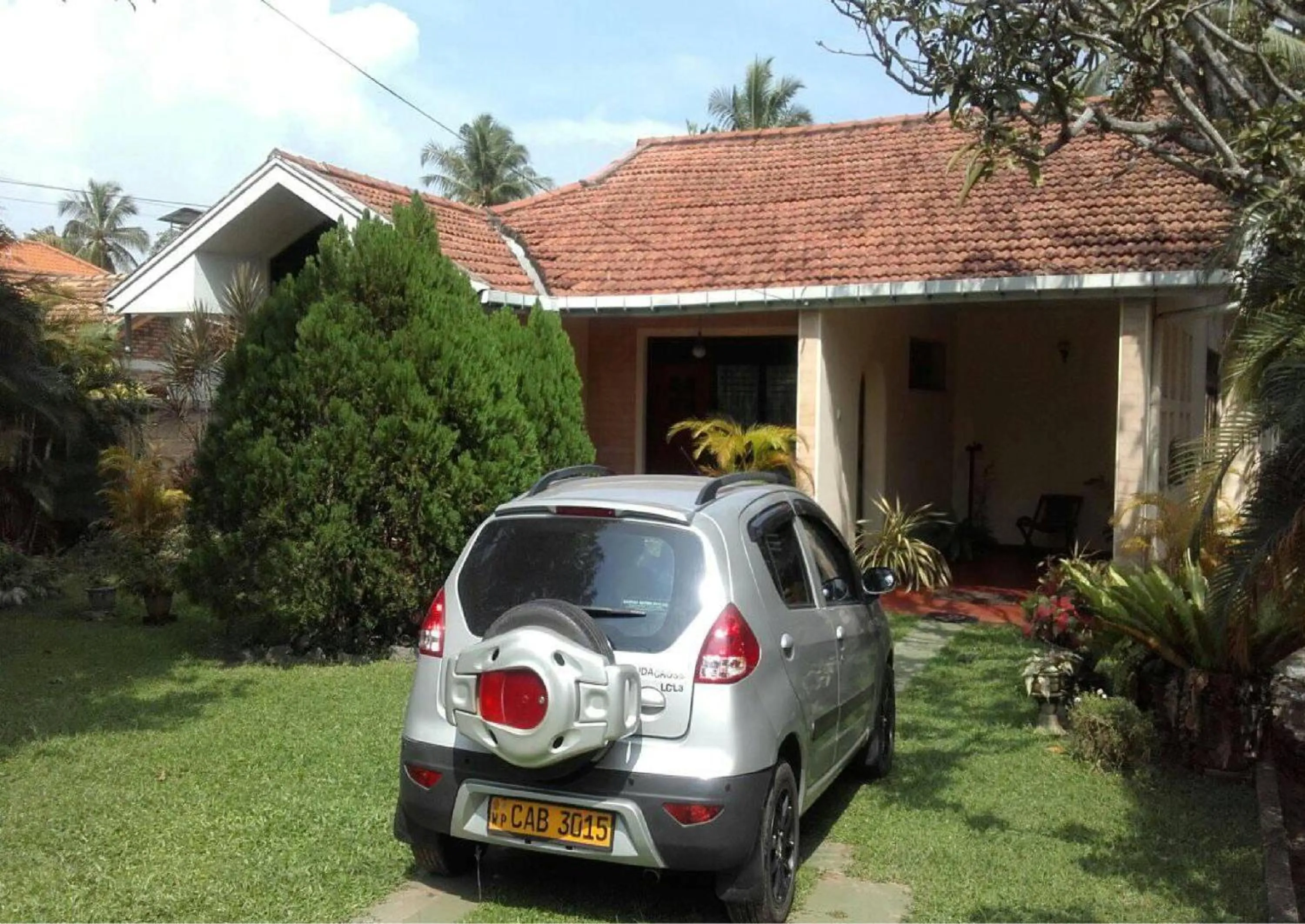 Facade/entrance in Mama's Hostel by Taprobane