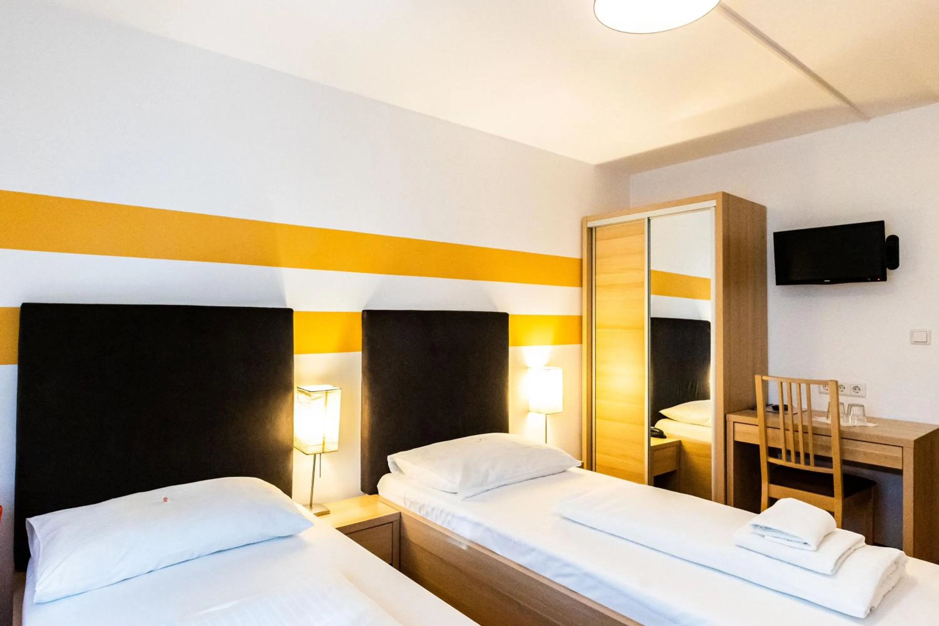 Bed in Lenas Donau Hotel