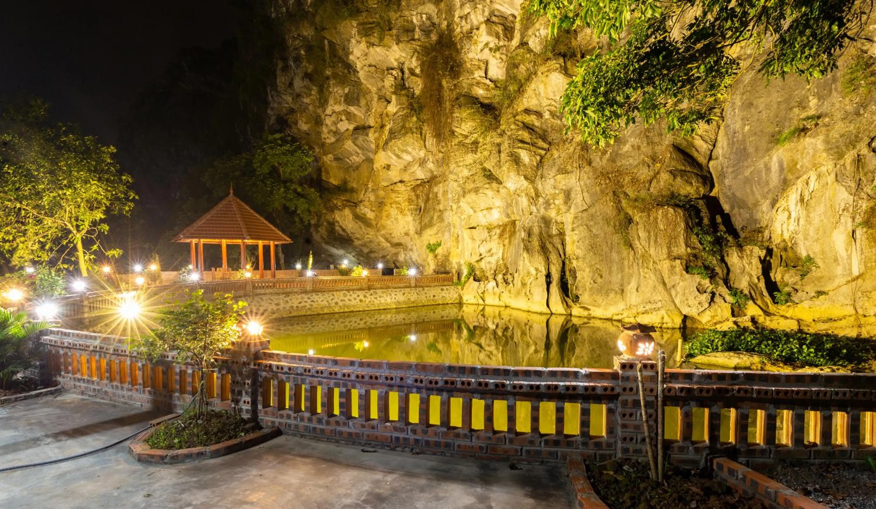 Night in Trang An River View Homestay