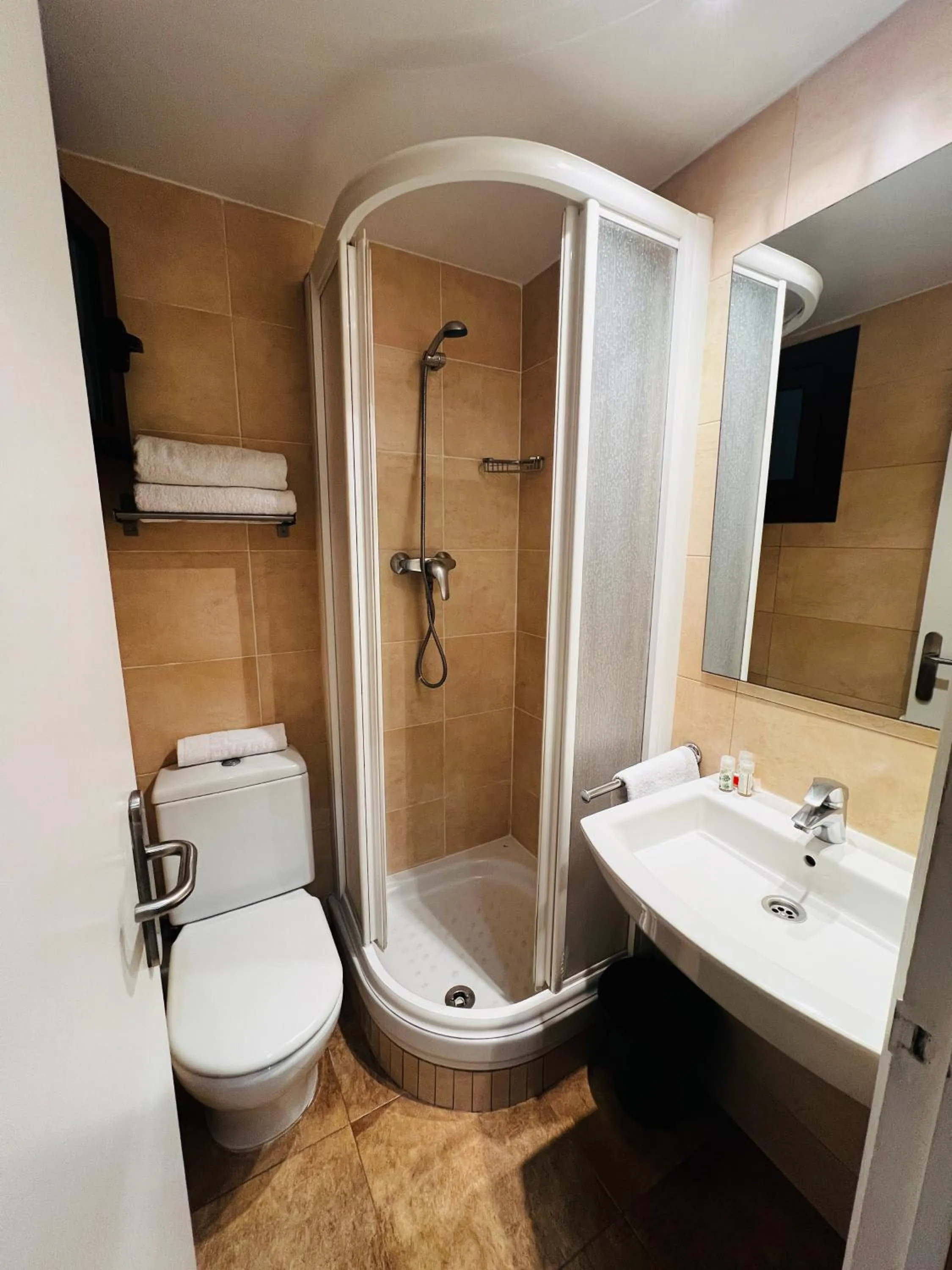 Bathroom in Ciudad Condal Hostal - Paseo de Gracia