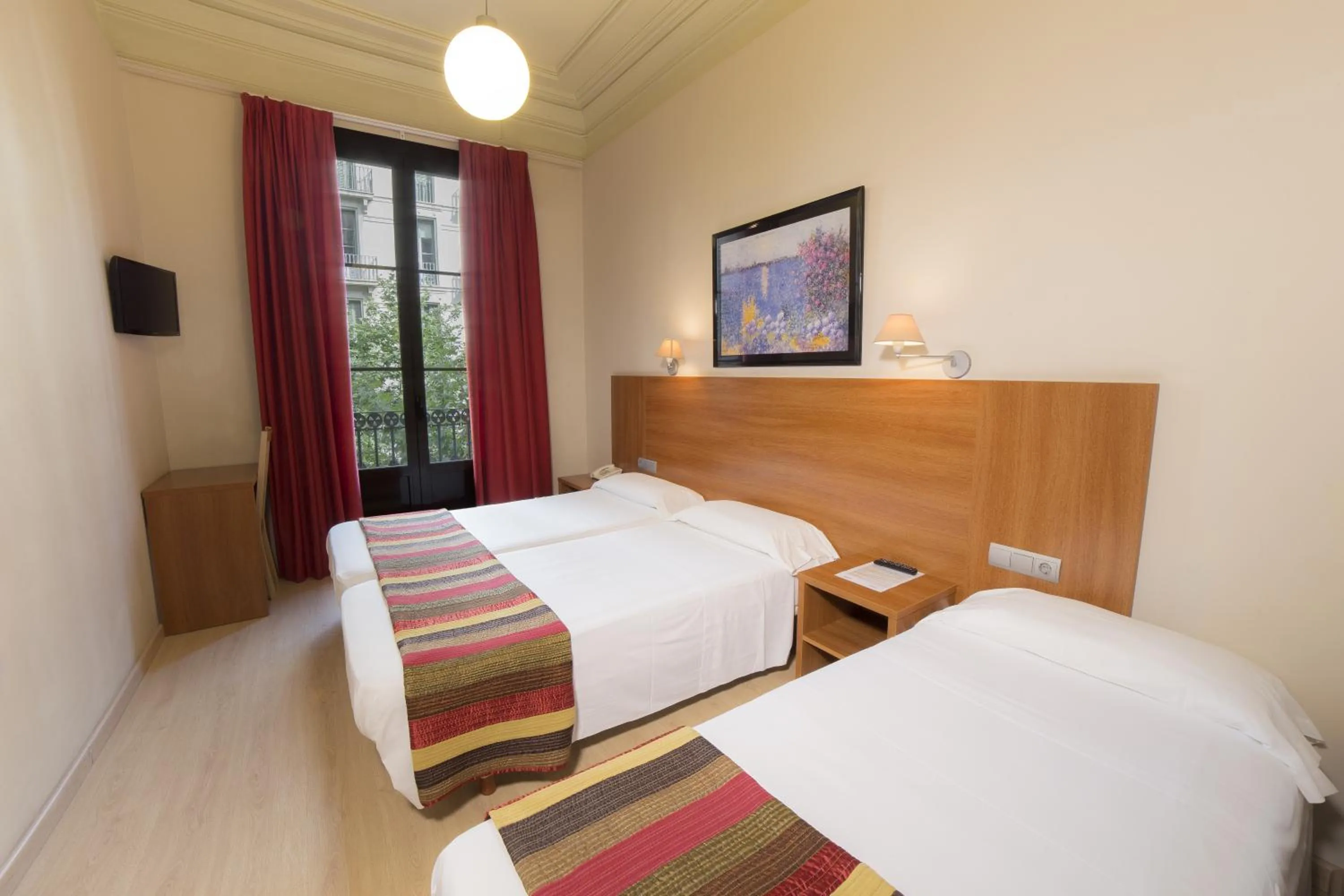 Photo of the whole room, Bed in Ciudad Condal Hostal - Paseo de Gracia