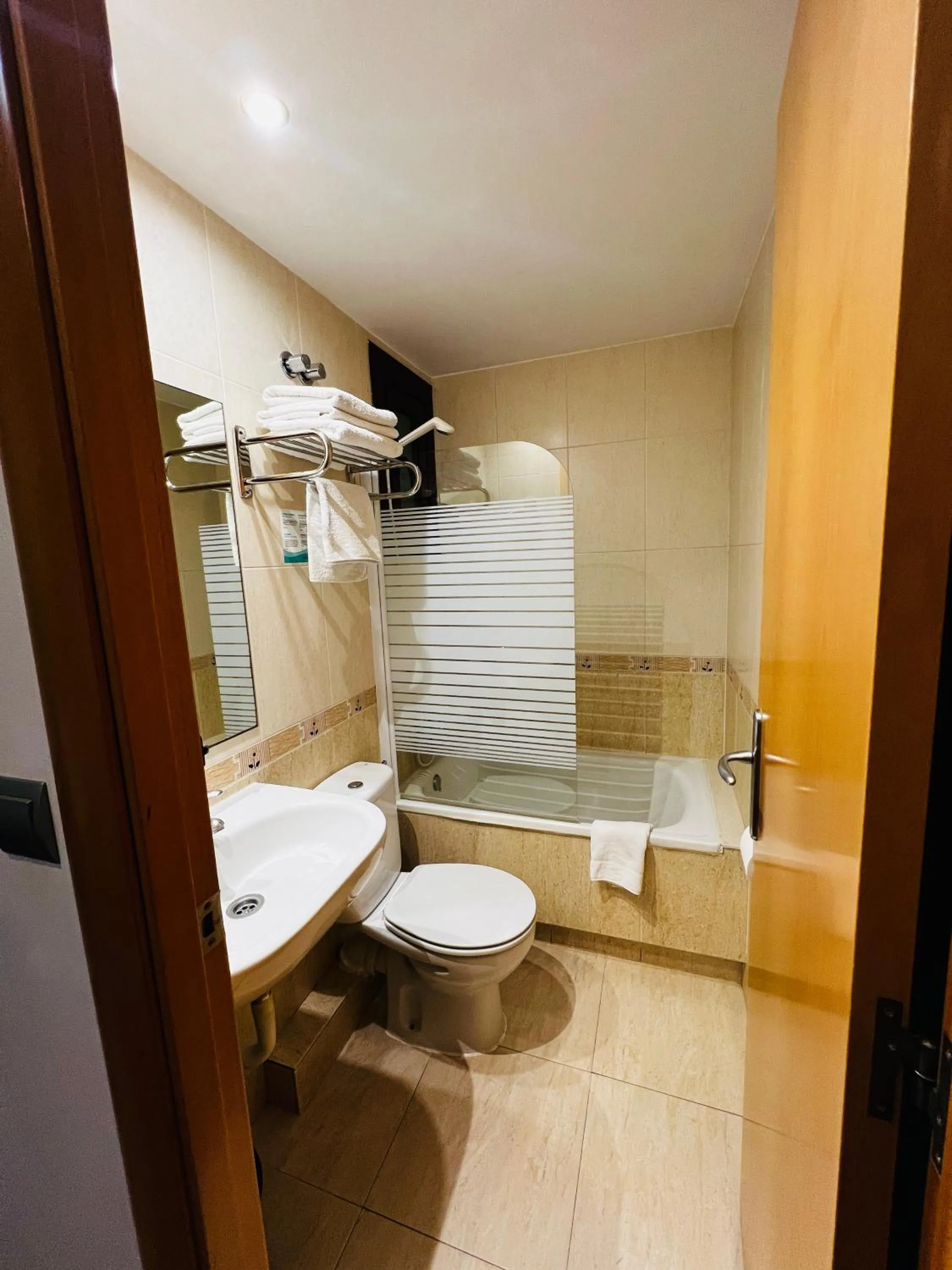 Bathroom in Ciudad Condal Hostal - Paseo de Gracia