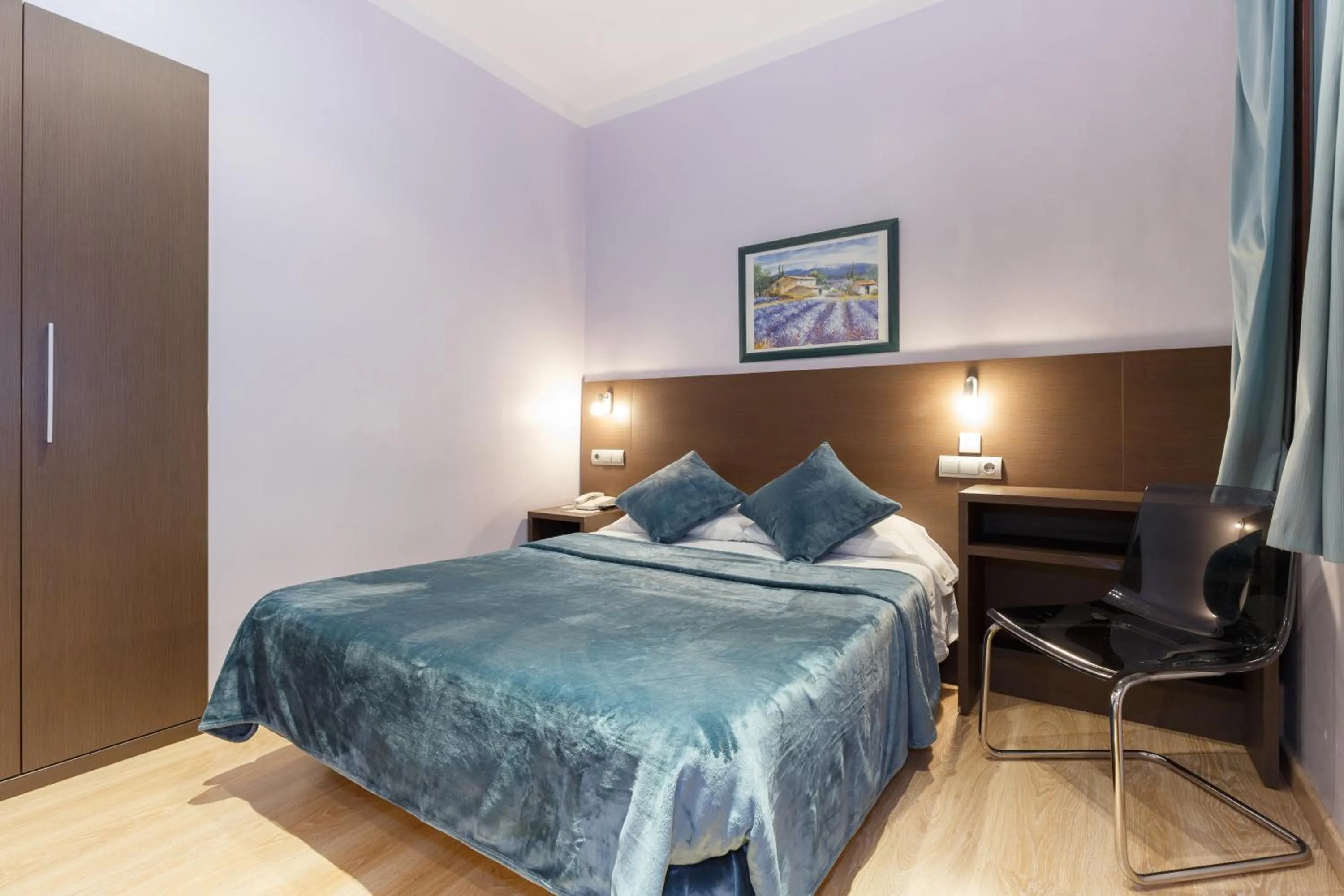 Photo of the whole room, Bed in Ciudad Condal Hostal - Paseo de Gracia