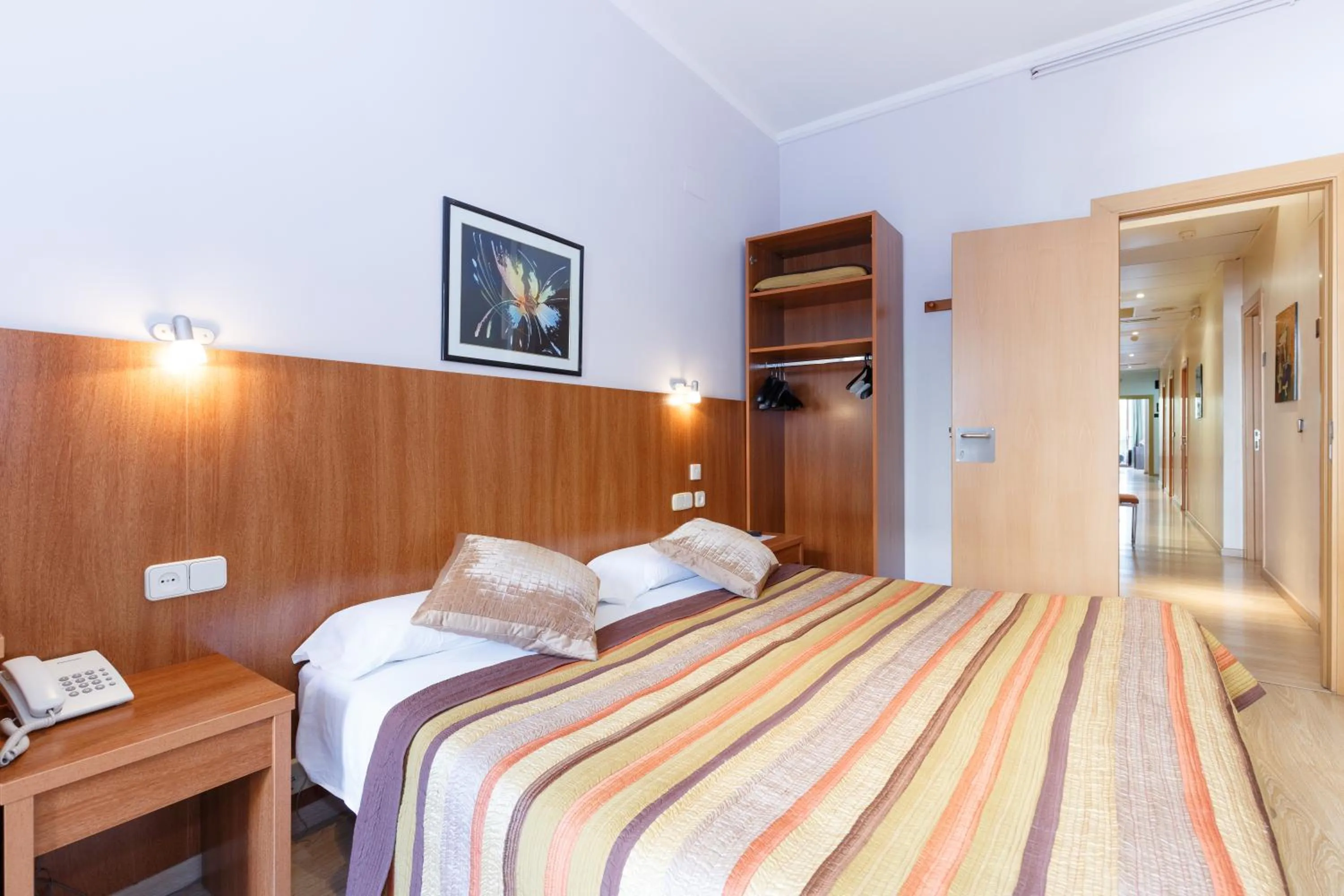 Photo of the whole room, Bed in Ciudad Condal Hostal - Paseo de Gracia