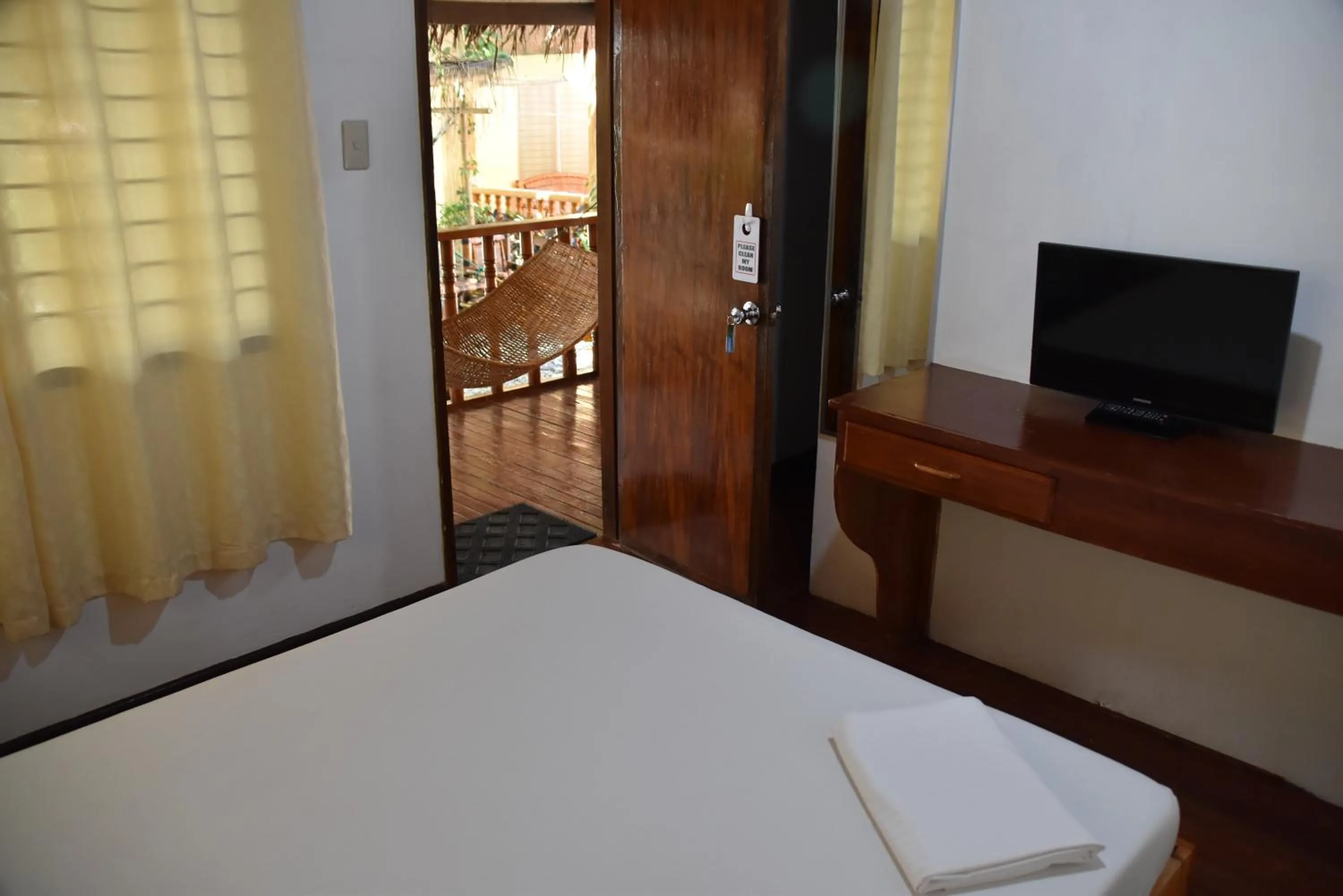 Bed in Roy's Rendezvous Boracay