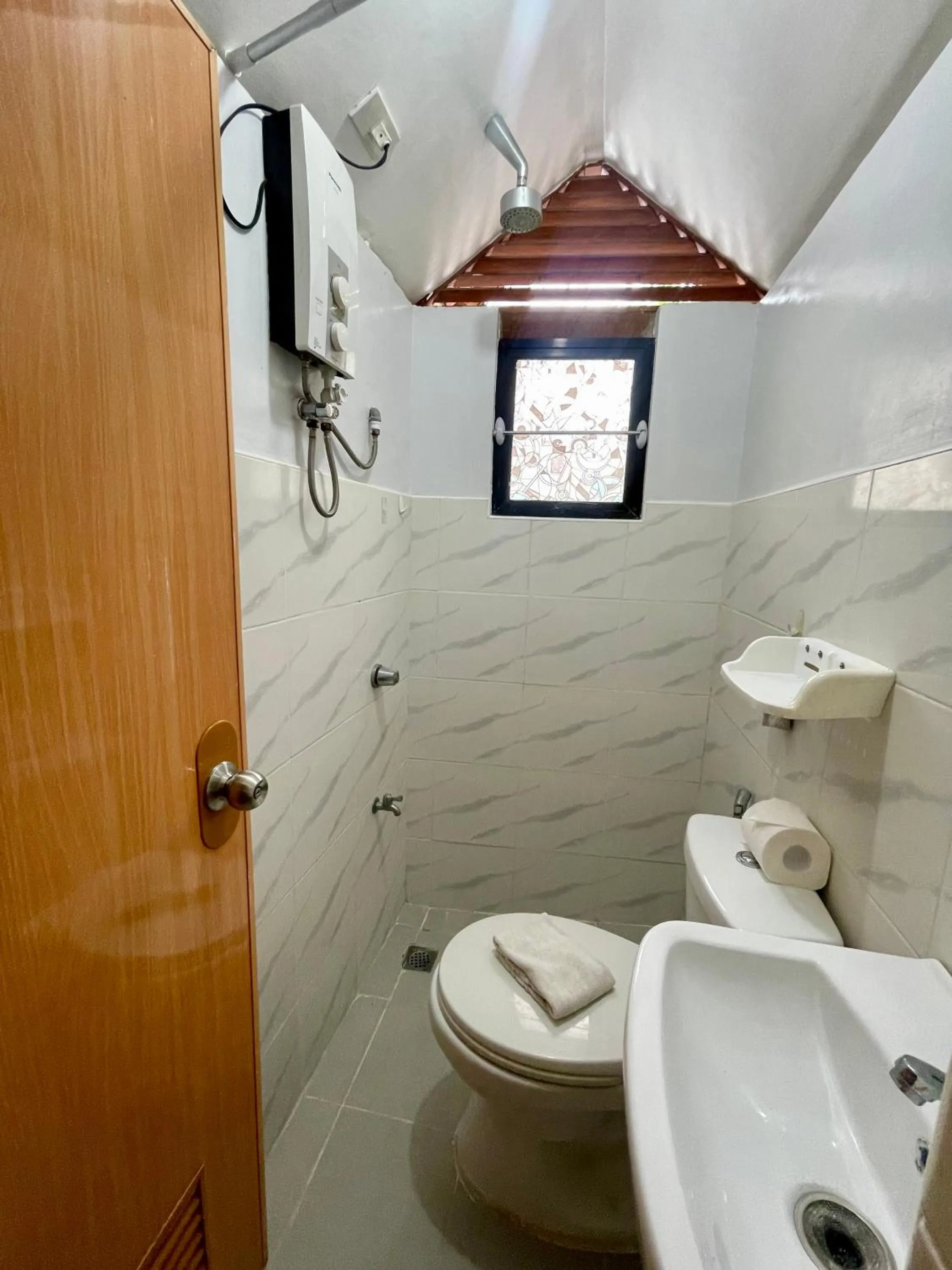 Bathroom in Roy's Rendezvous Boracay