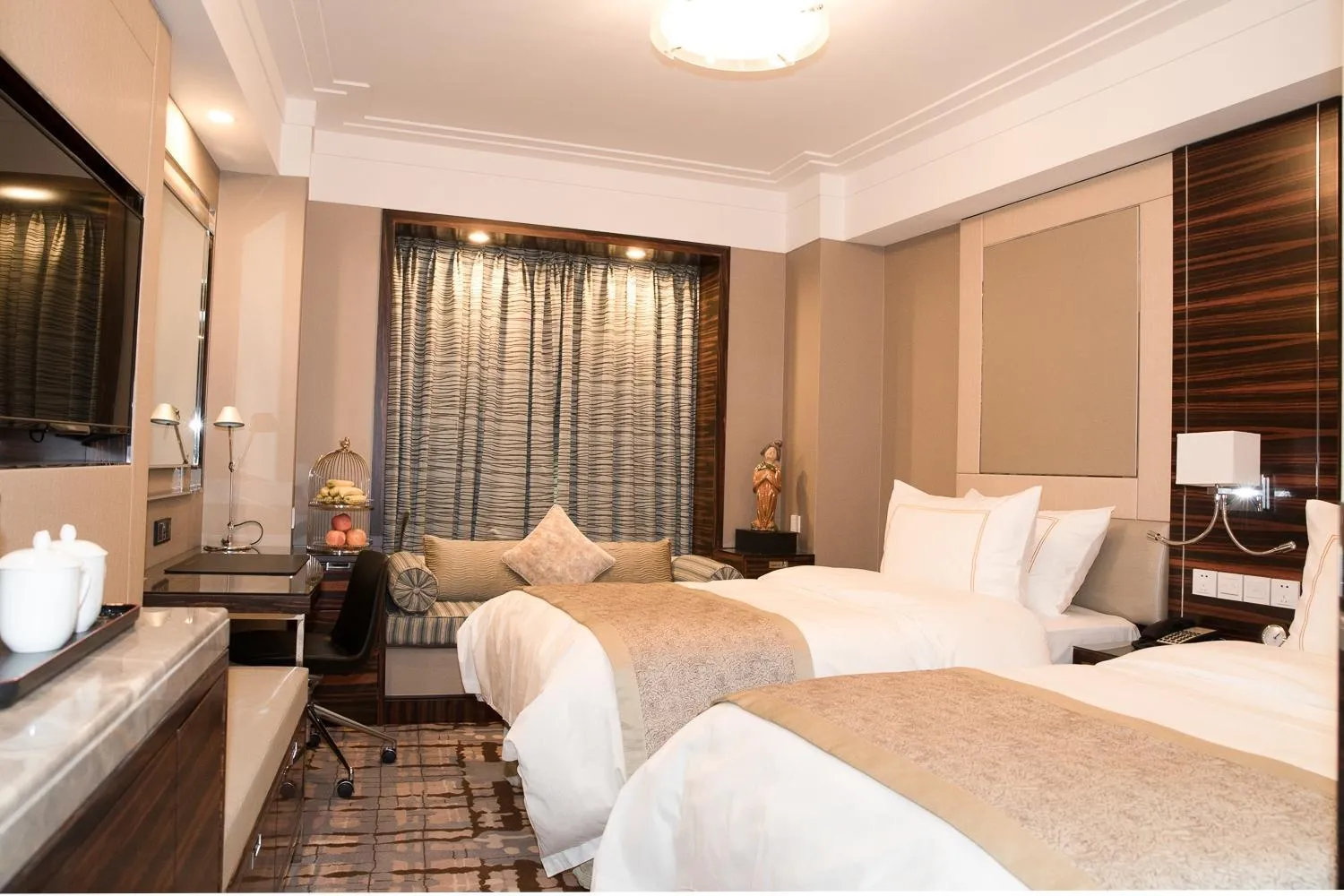 Bed in Lakeview Xuanwu Hotel