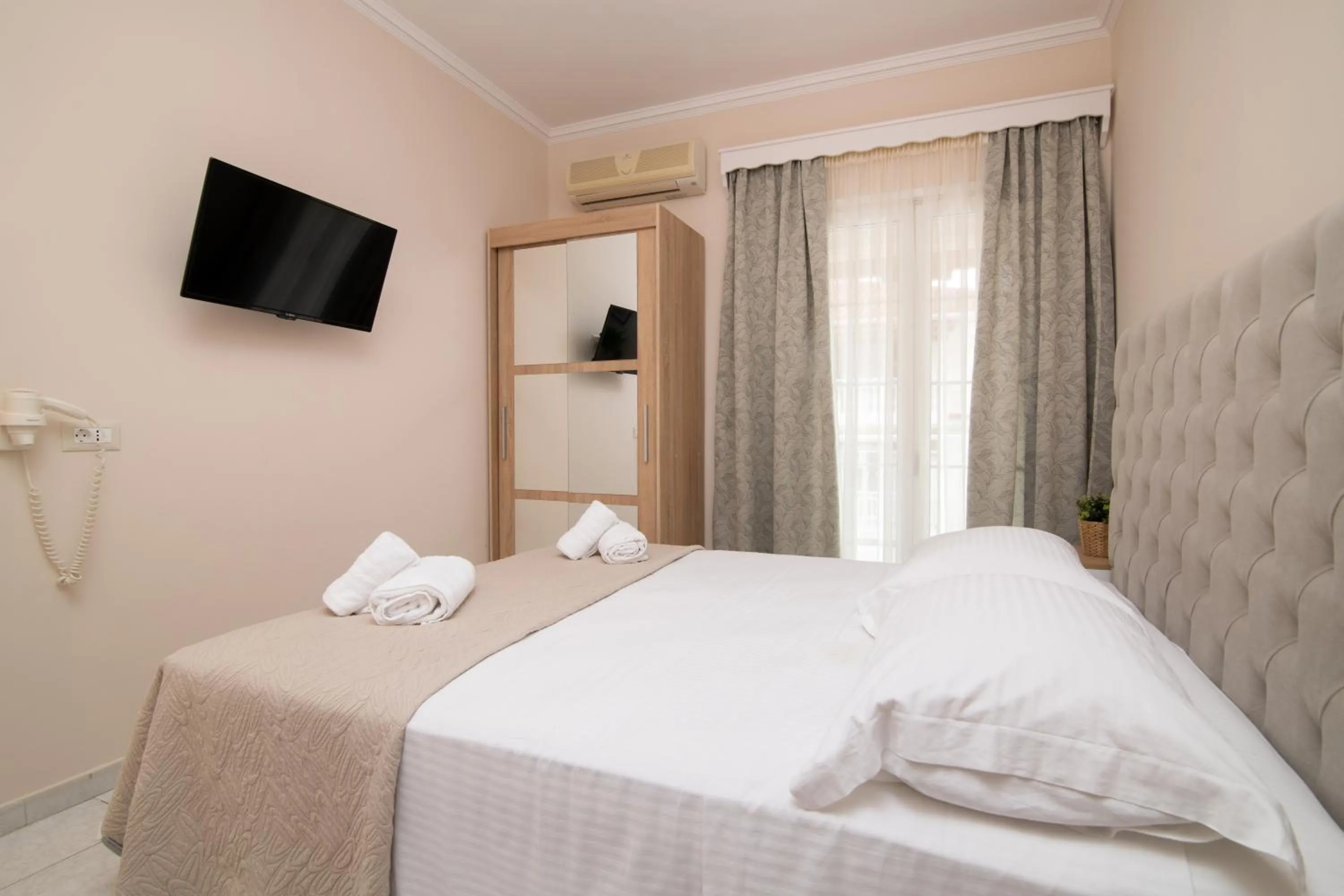 Bedroom, Bed in Edelweiss Hotel