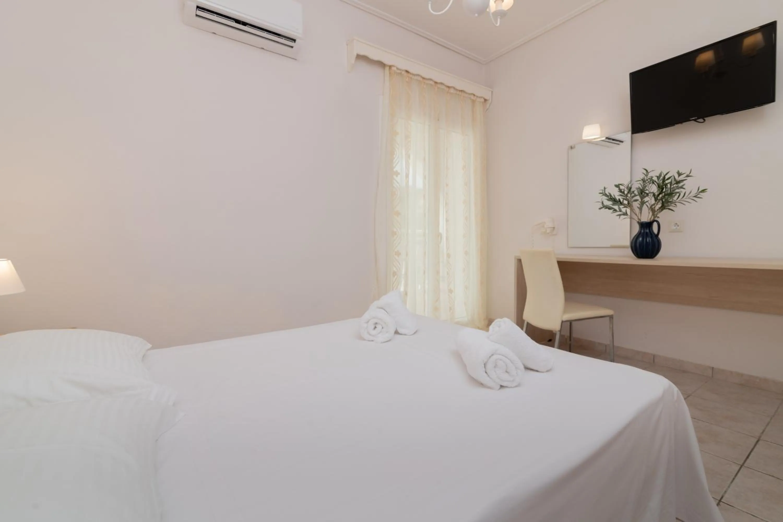 Bed in Edelweiss Hotel