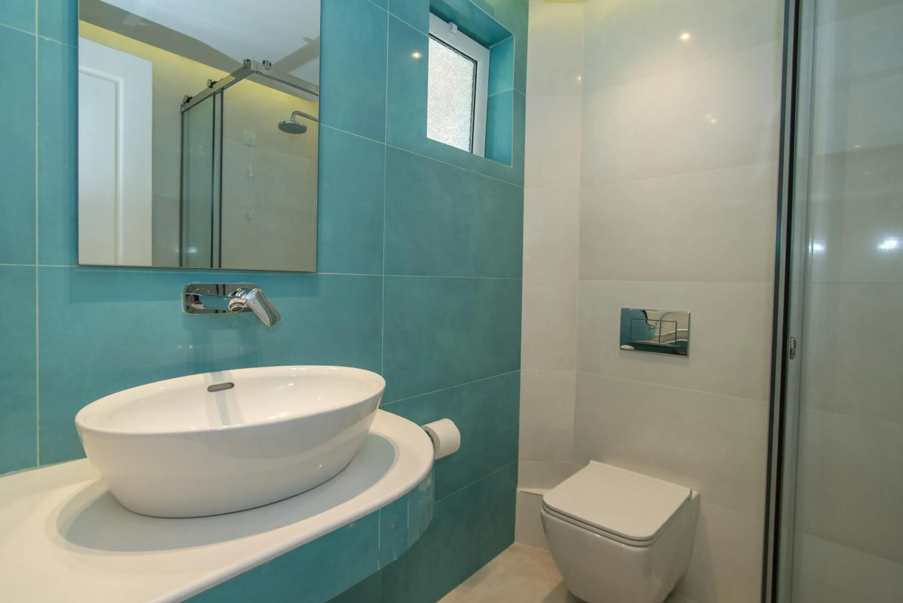 Shower in Edelweiss Hotel