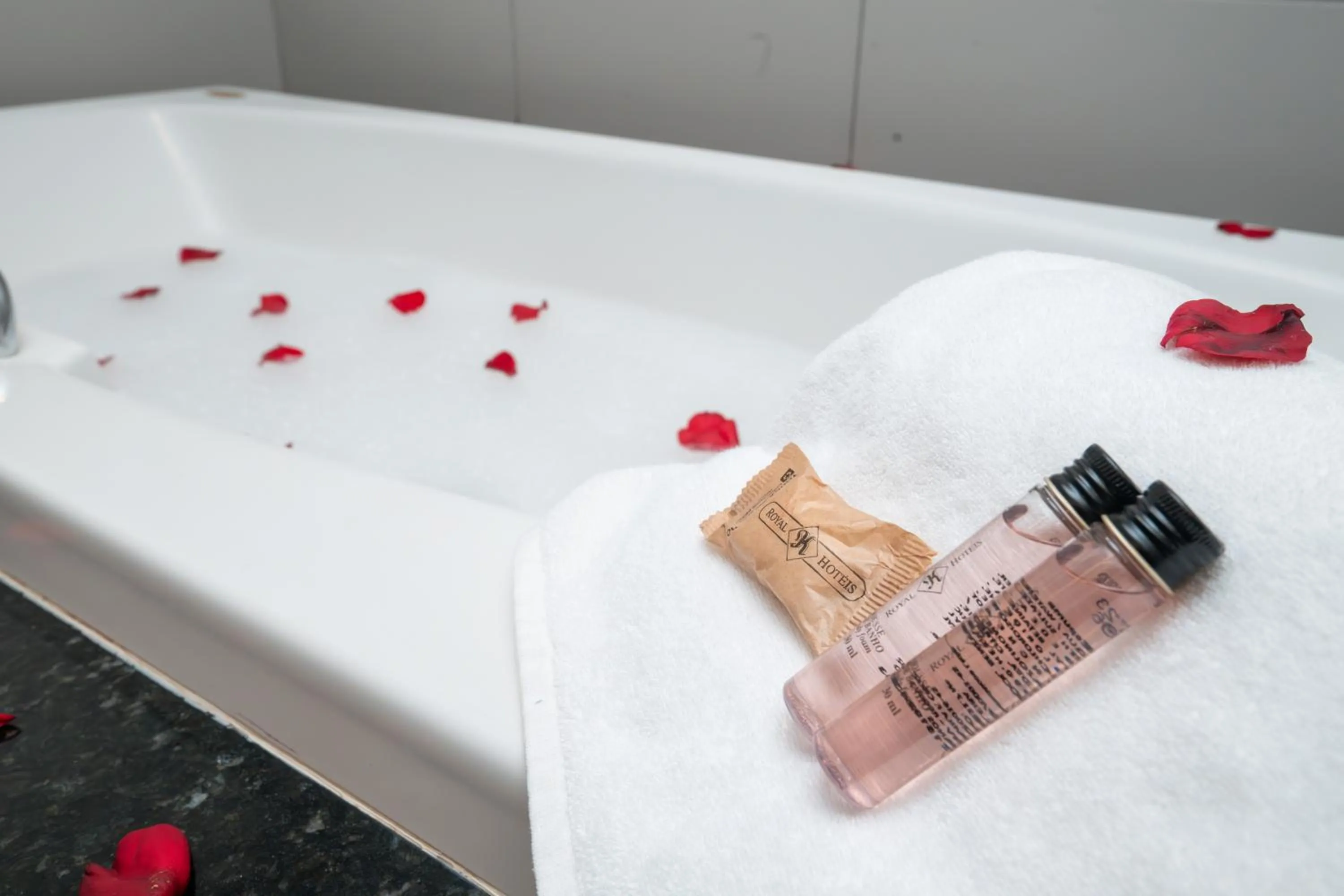 Hot Tub, Bed in Royal Collection Paulista