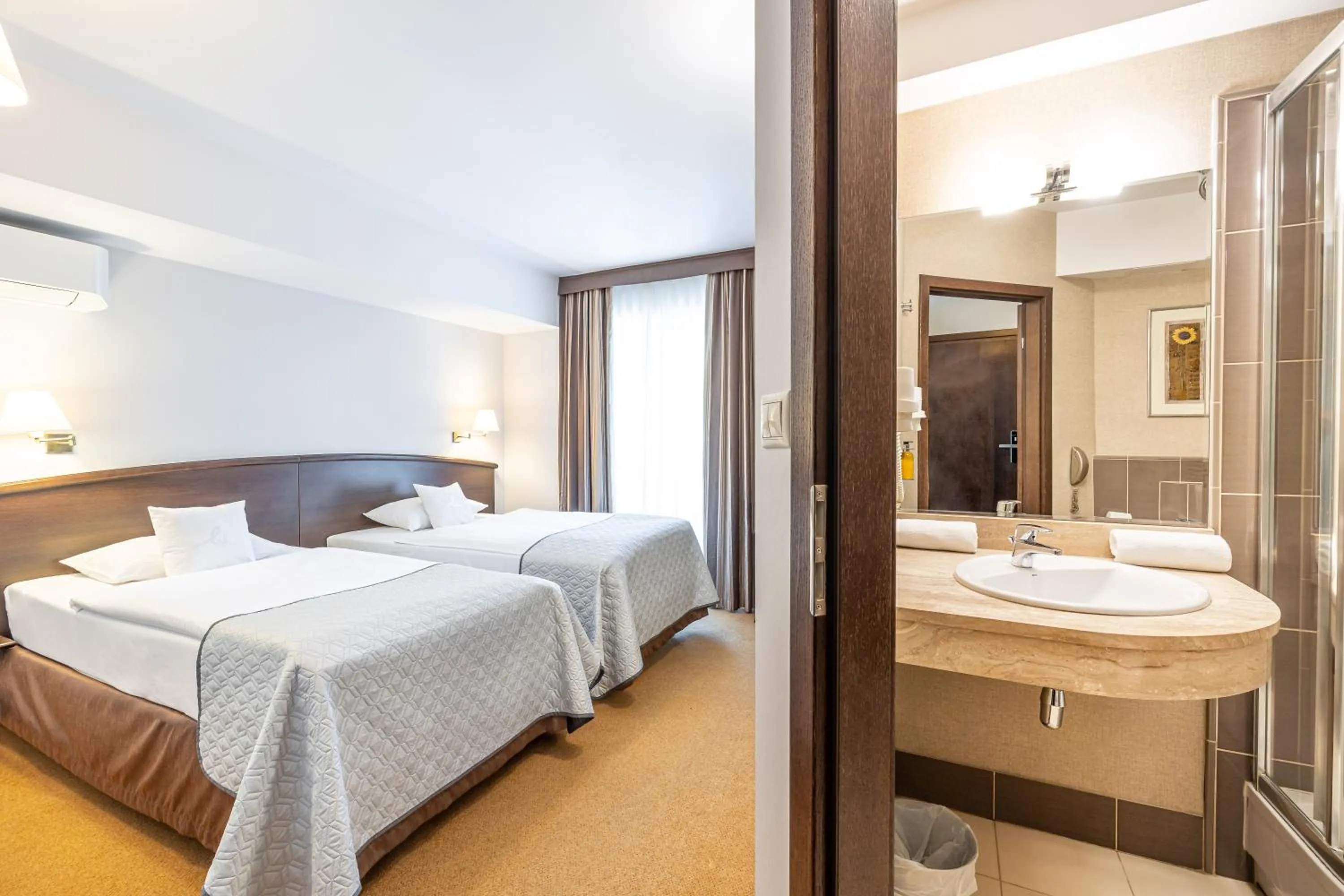 Photo of the whole room, Bed in Hotel Warszawa Spa & Resort