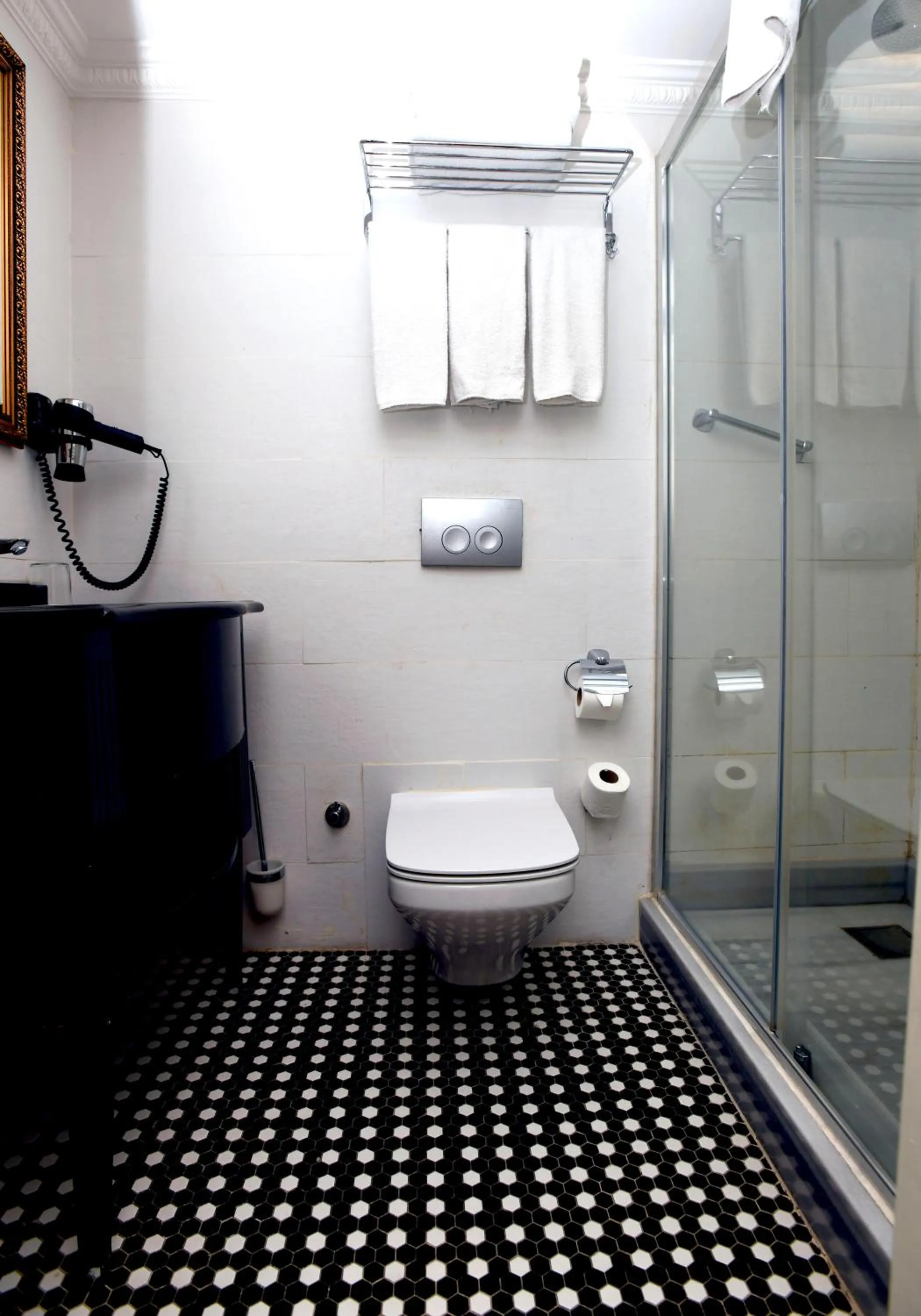 Shower in Meroddi Pera Flats