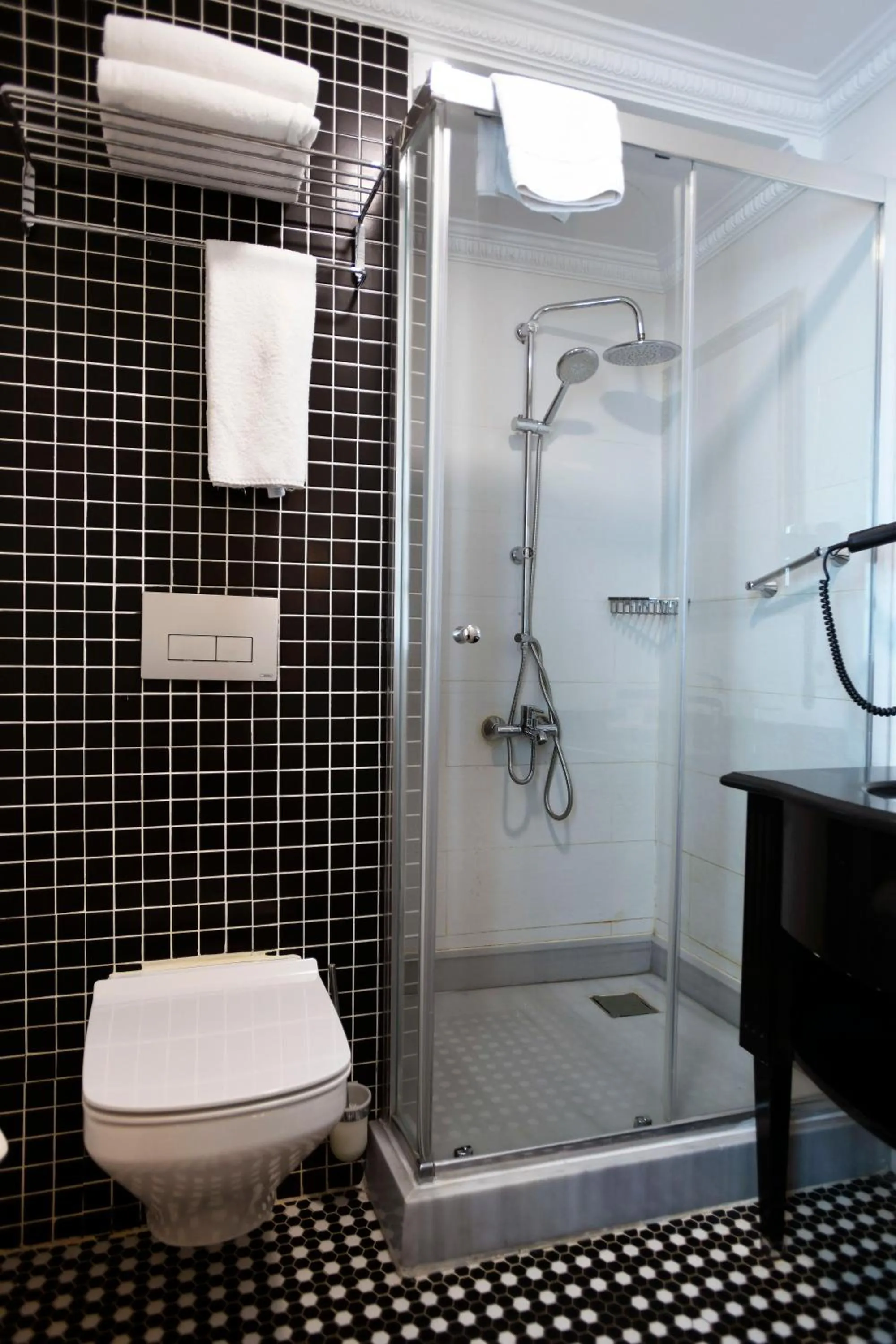 Shower in Meroddi Pera Flats