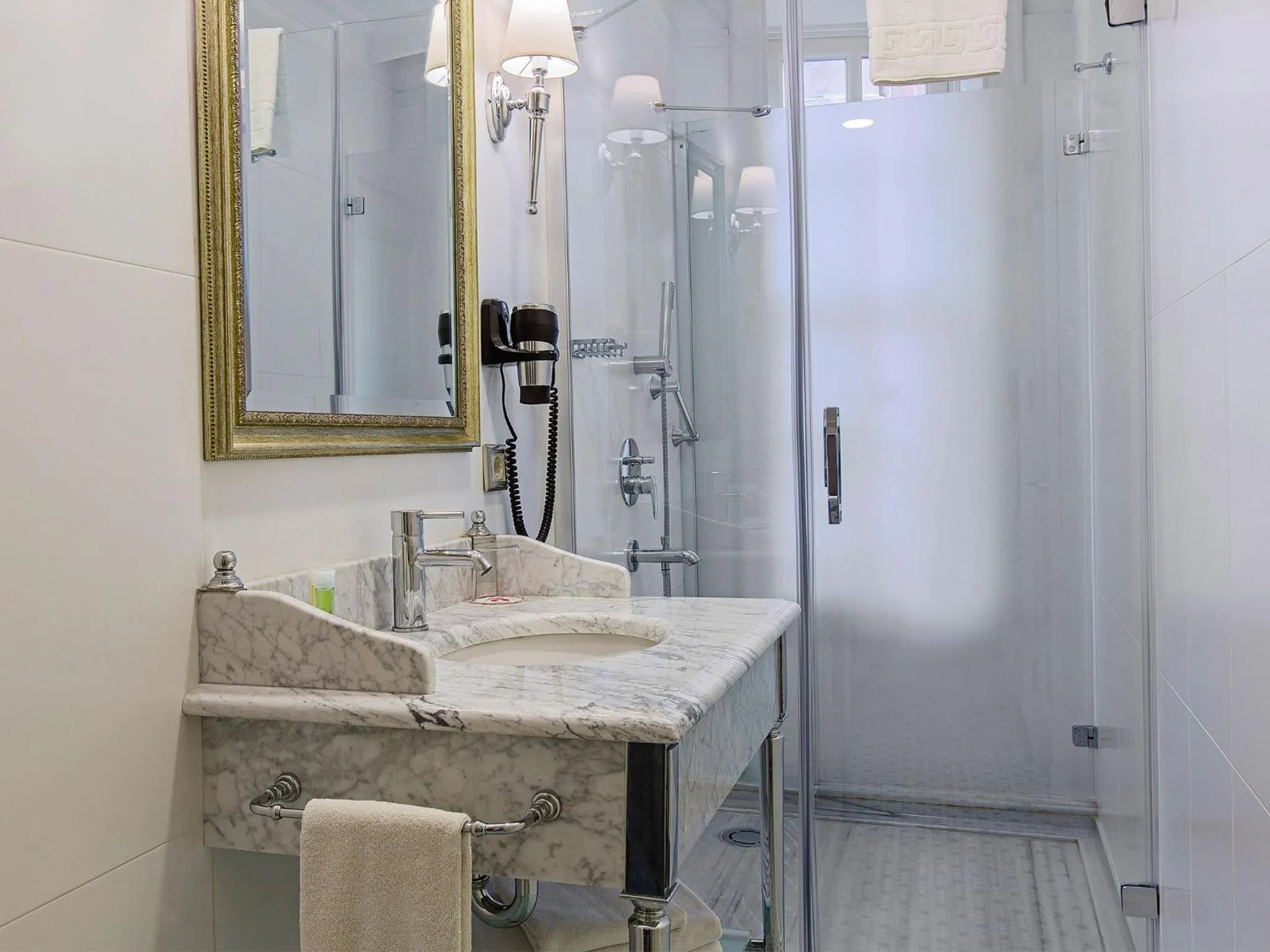 Shower in Meroddi Pera Flats