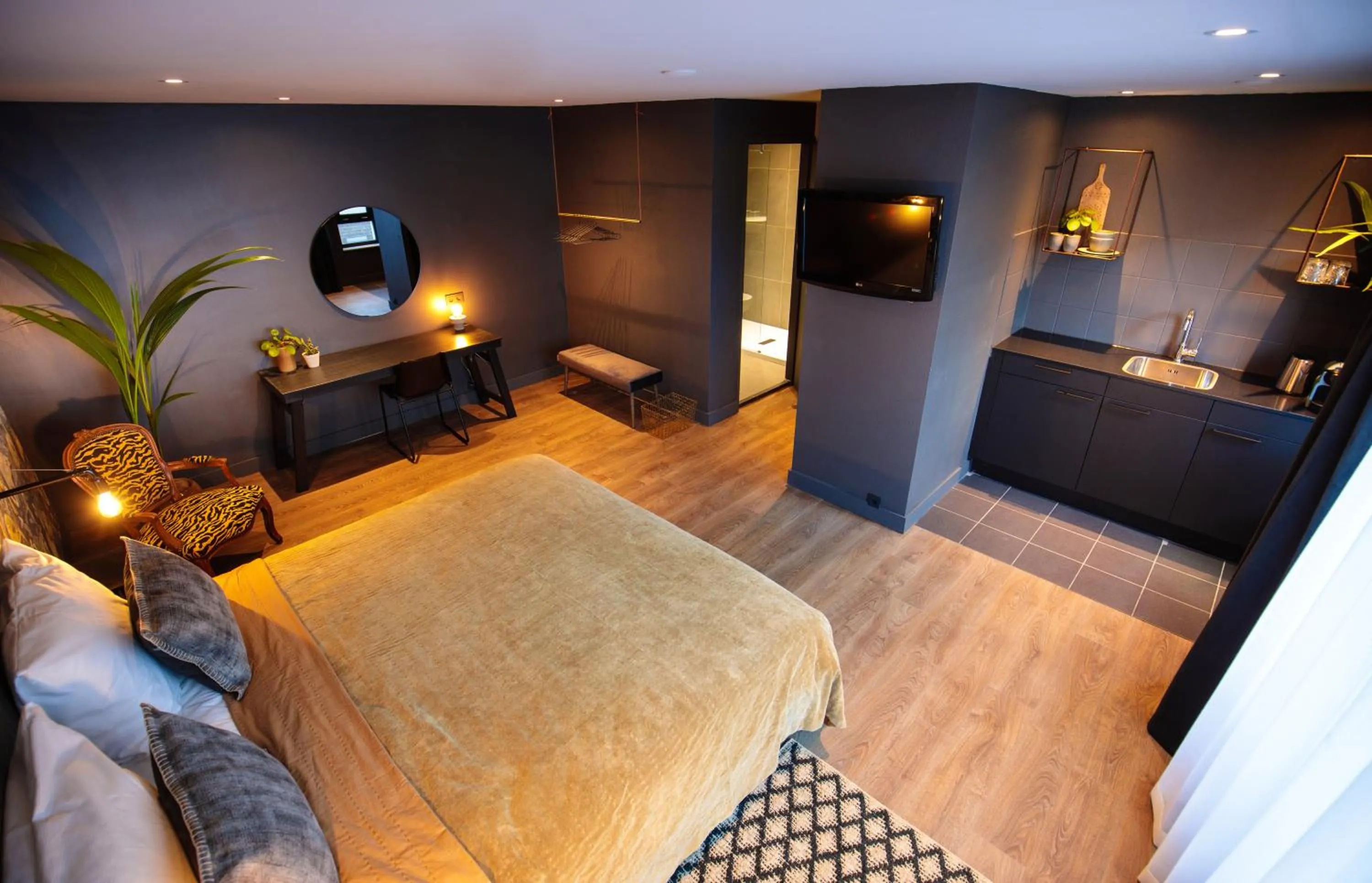 Bathroom, Bed in Boutique Suites Lisse - Keukenhof