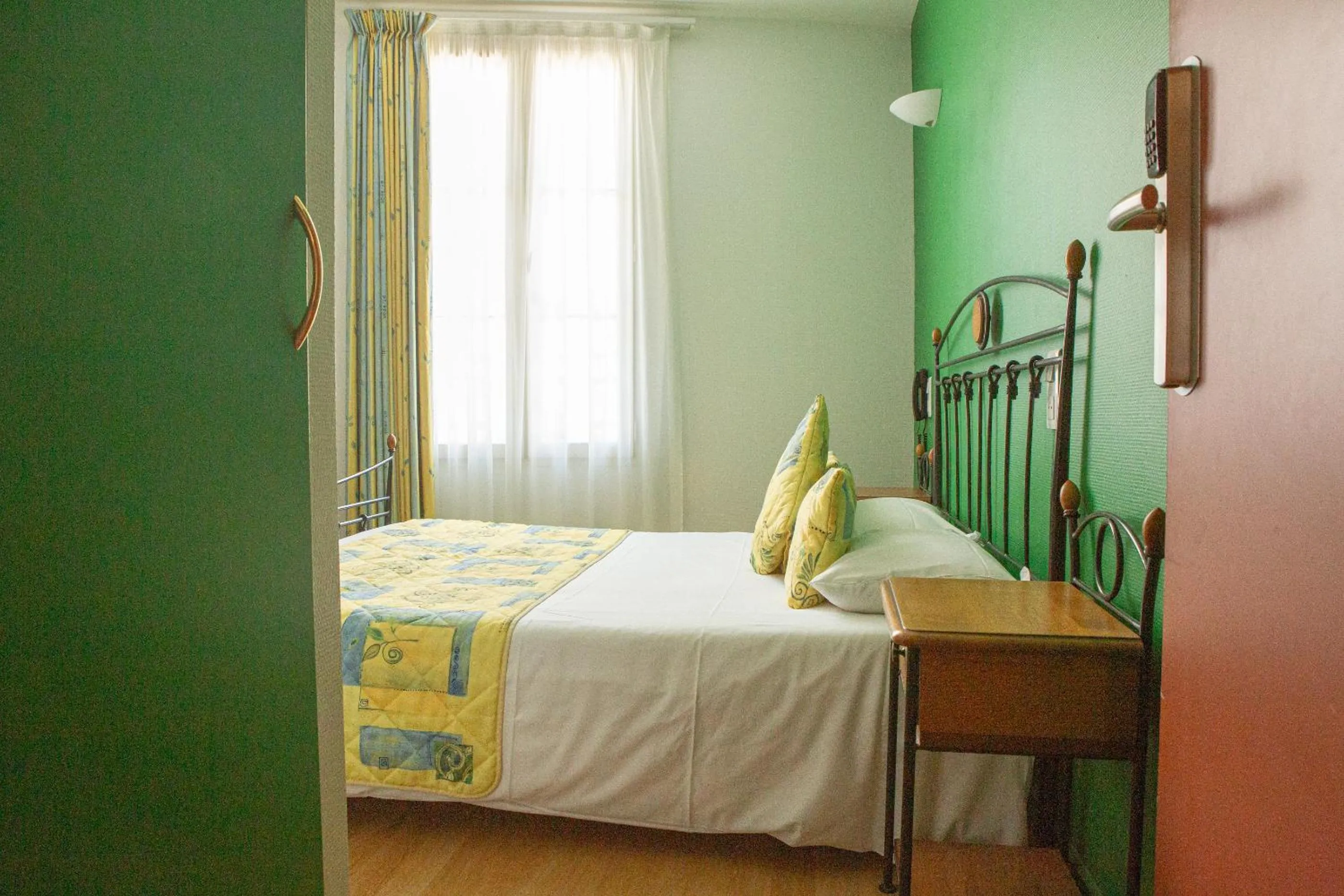 Bed in Logis Hotels - Le relais des deux vallées - Hôtel et restaurant